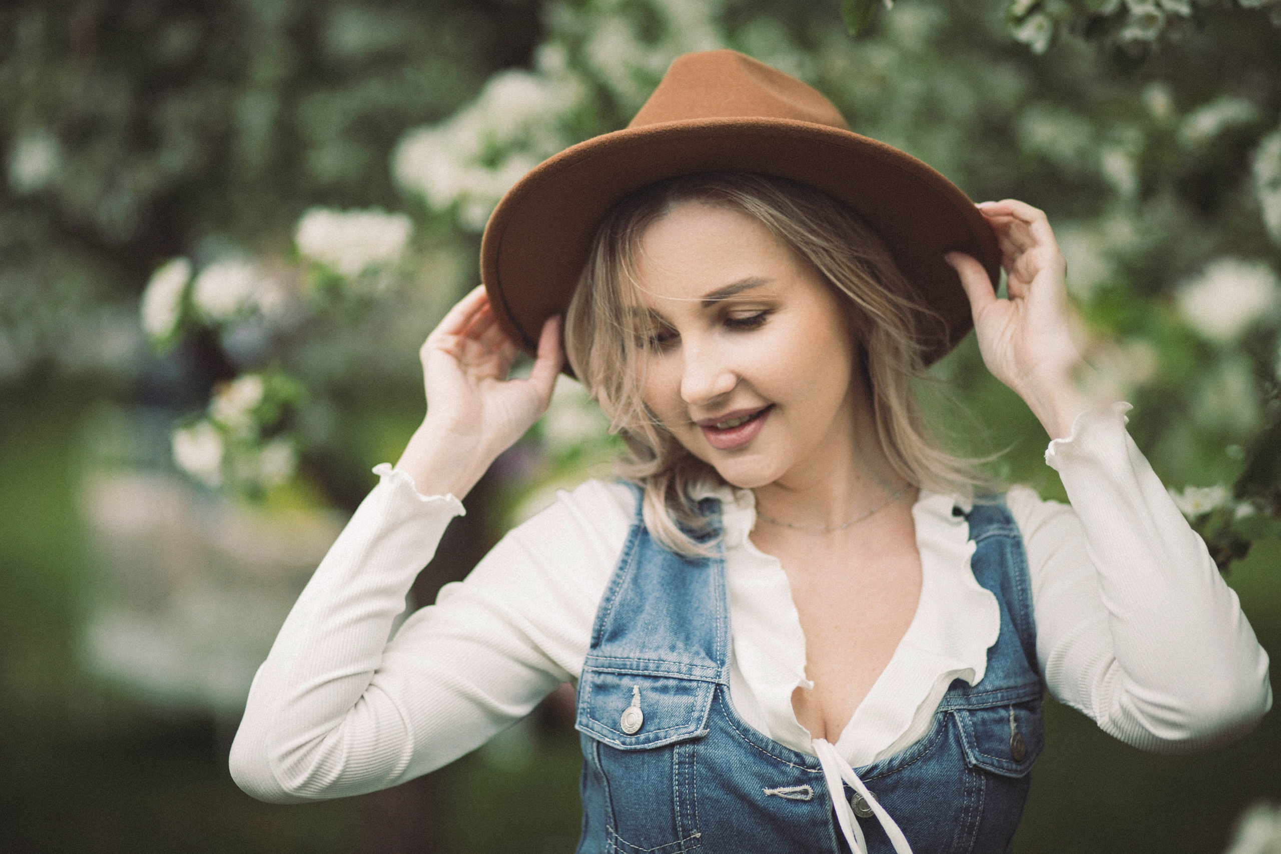 Фотосессия в цветущей яблони. Иванова Ирина Свадебный и семейный фотограф г. Уфа