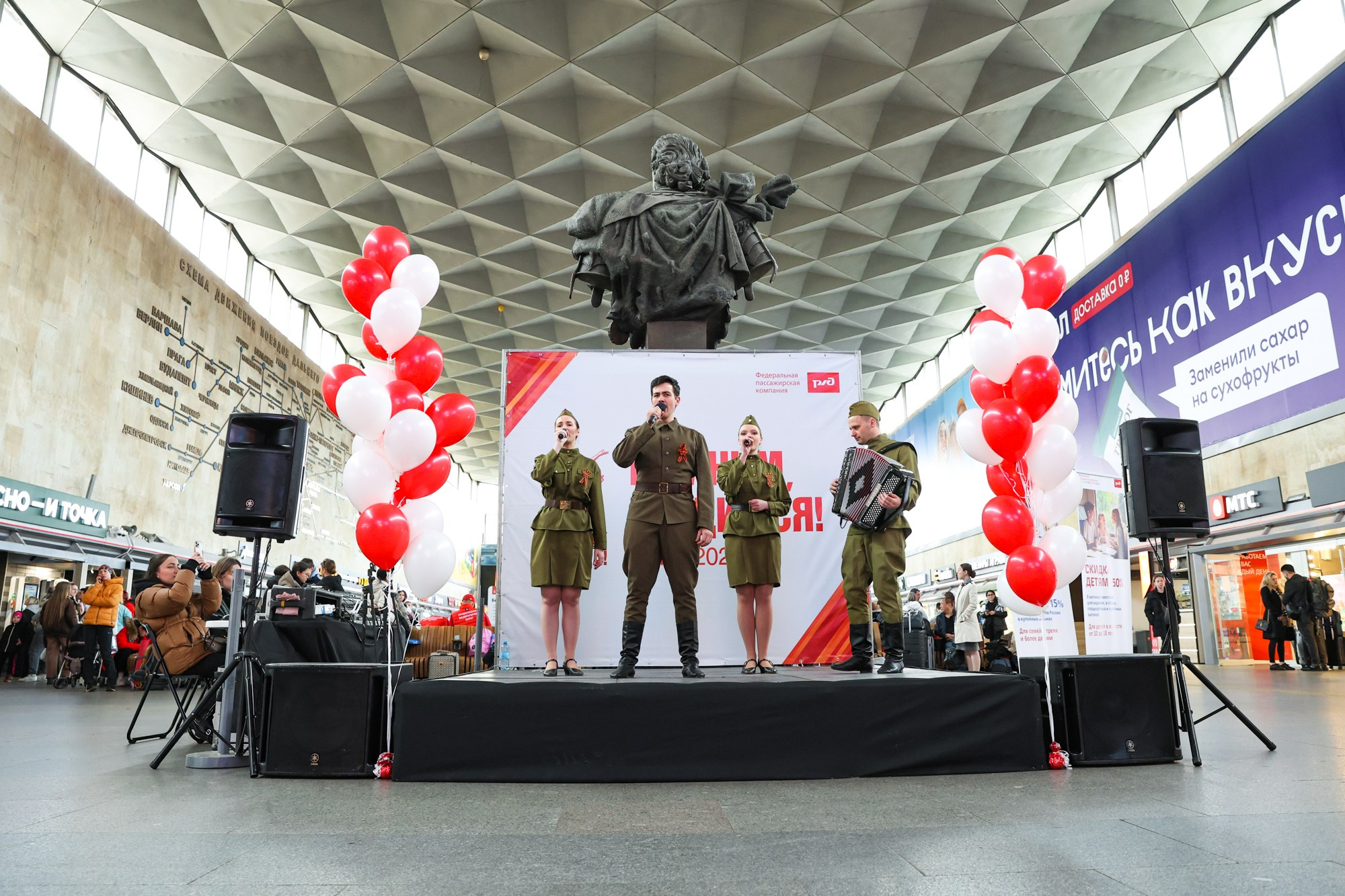 Концерт к 9 мая на Московском вокзале. Фотограф Дарья Попова