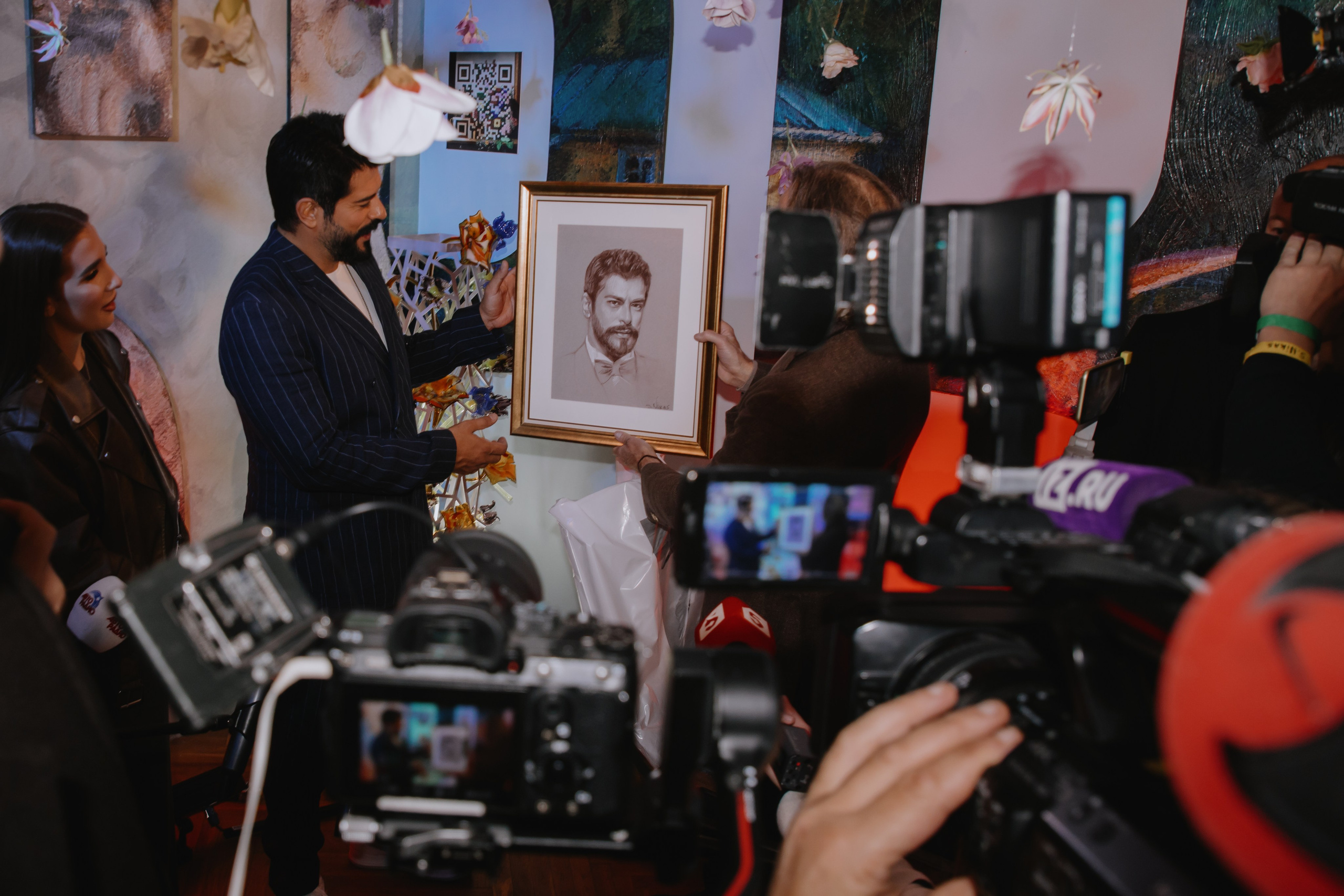 Бурак Озчивит посетил выставку Никаса Сафронова. Фотограф в Москве и Санкт-Петербурге Дарина