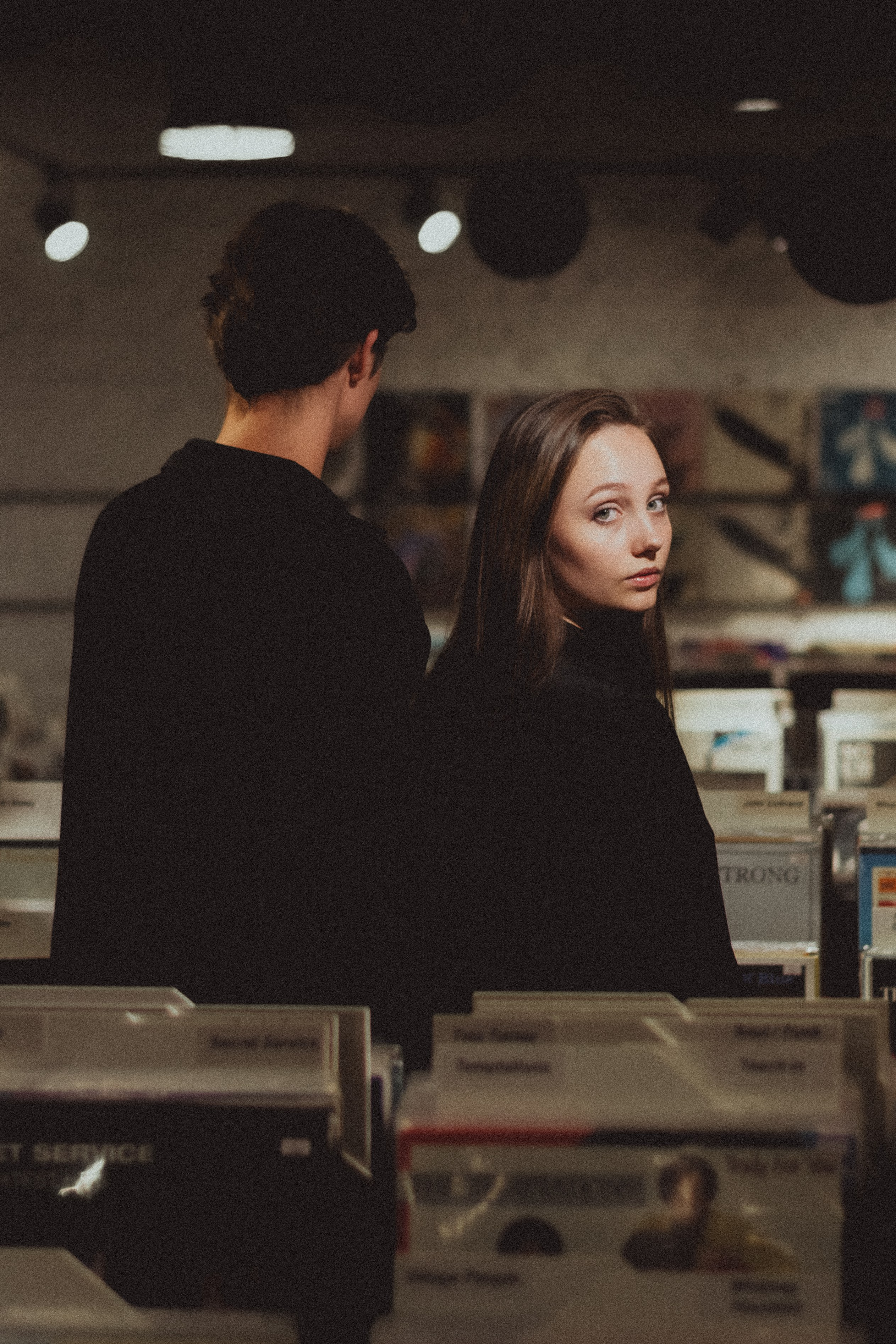 Парная ретро фотосессия в магазине с виниловыми пластинками