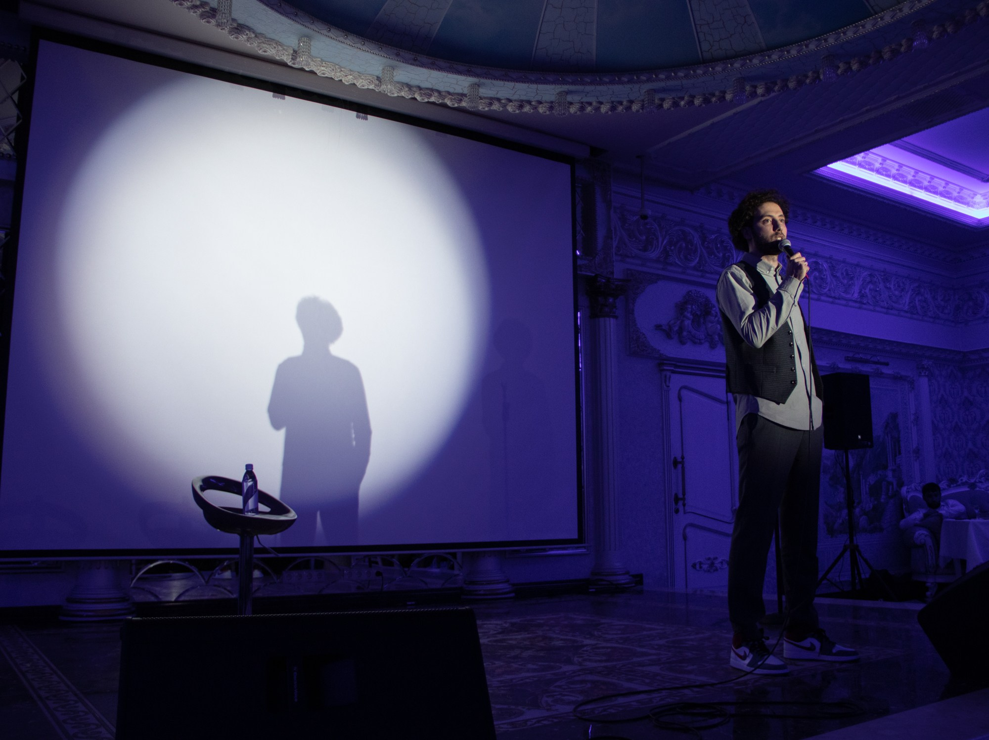 Выступление стендап-комика Дмитрий Романов. Репортажный, промышленный и маркетплейс-фотограф Дмитрий Чернат