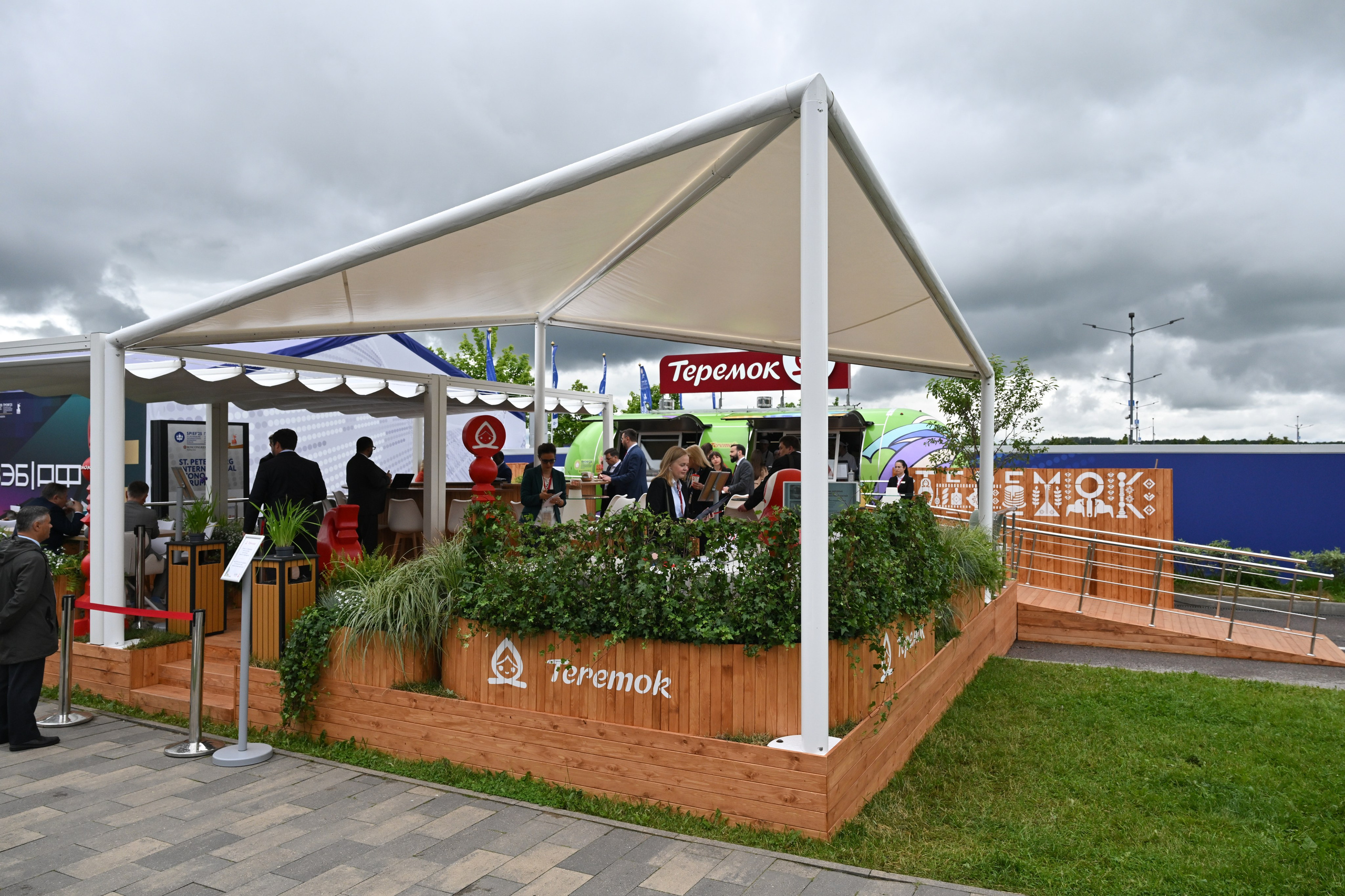 ПМЭФ 2025: летняя терраса «Теремка». Serg PG Photography — репортажная фотосъемка в Петербурге