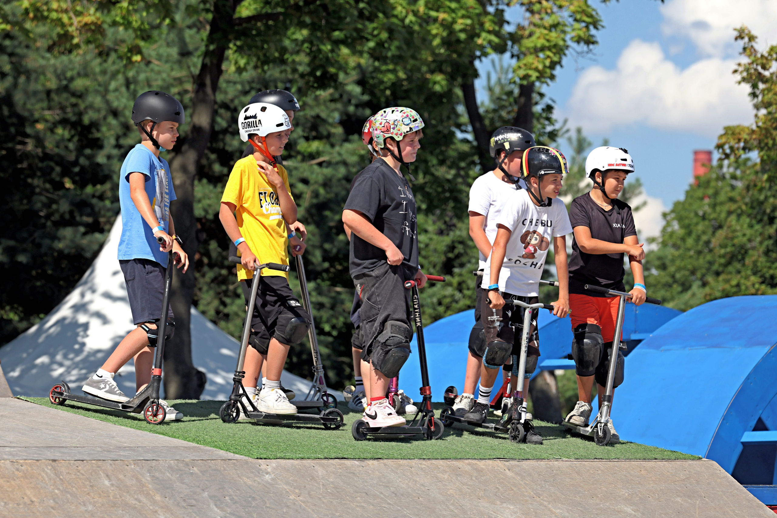 Дружная команда на трюковых самокатах