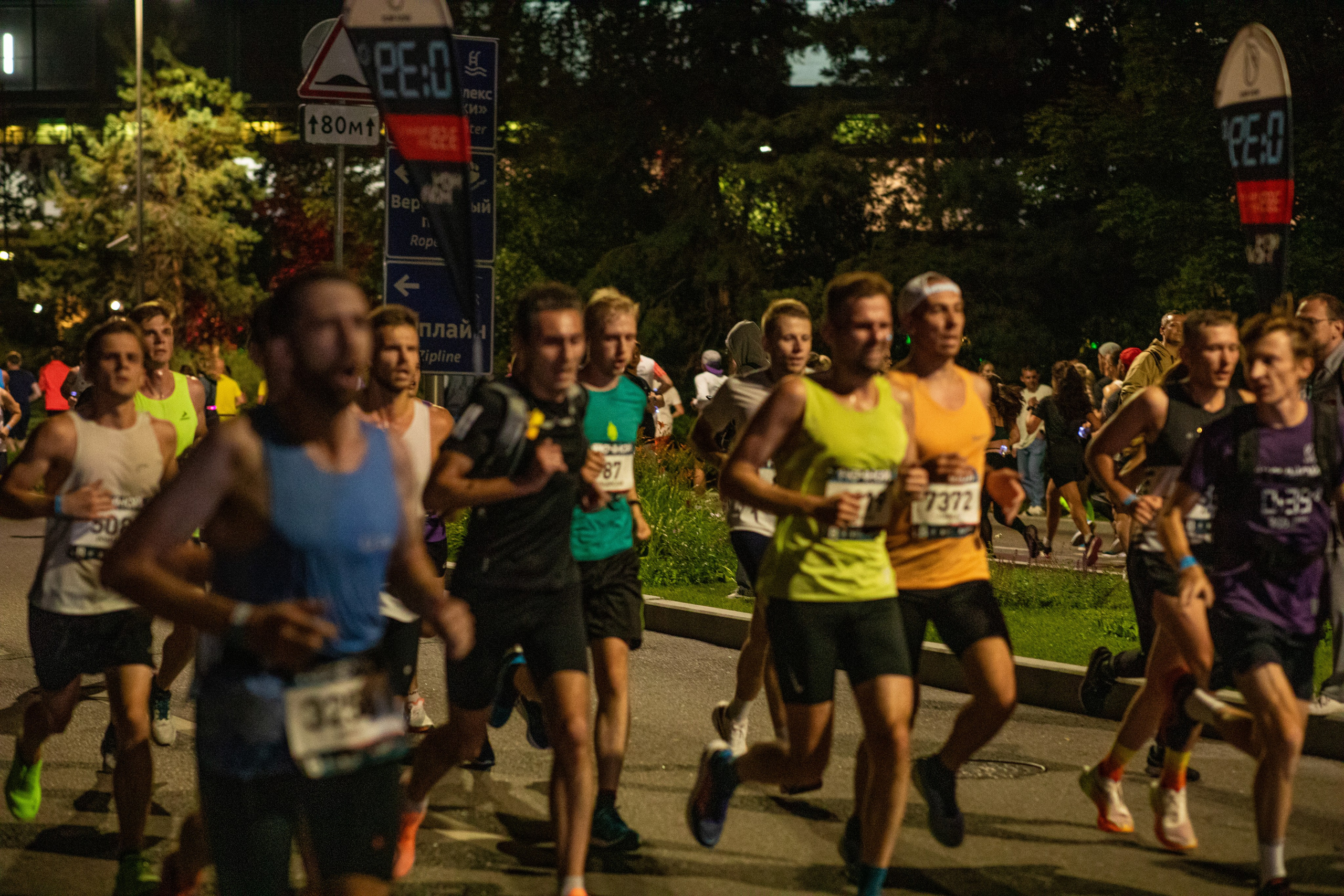 Ночной забег в ленте фотографий бегунов 03.08.24. Фотограф Сергей Ловкий