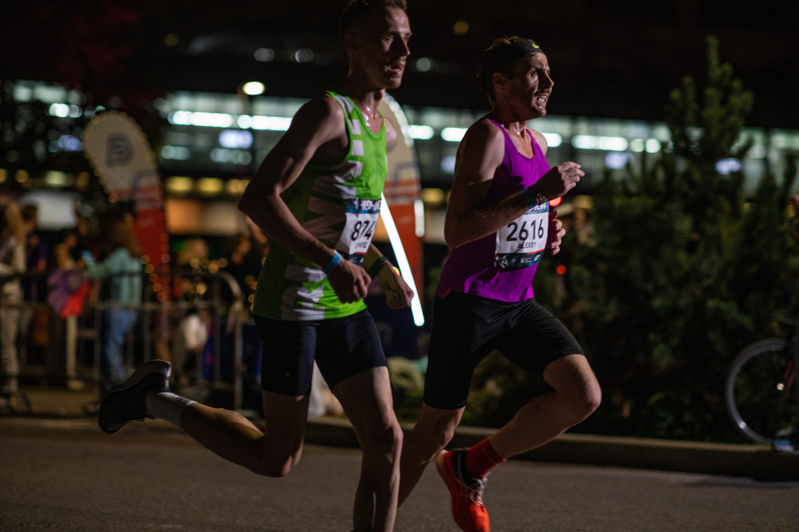 Ночной забег в ленте фотографий бегунов 03.08.24. Фотограф Сергей Ловкий