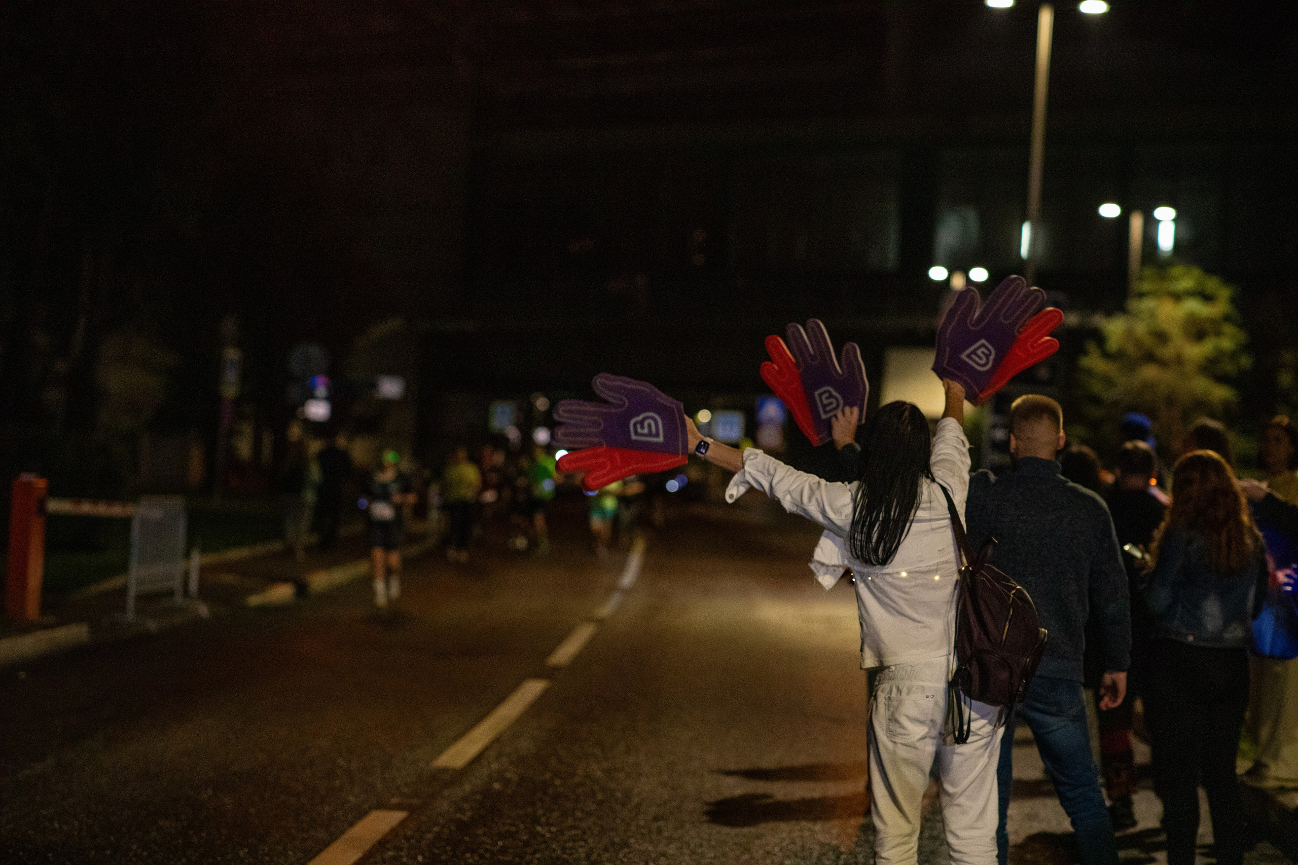 Ночной забег в ленте фотографий бегунов 03.08.24. Фотограф Сергей Ловкий