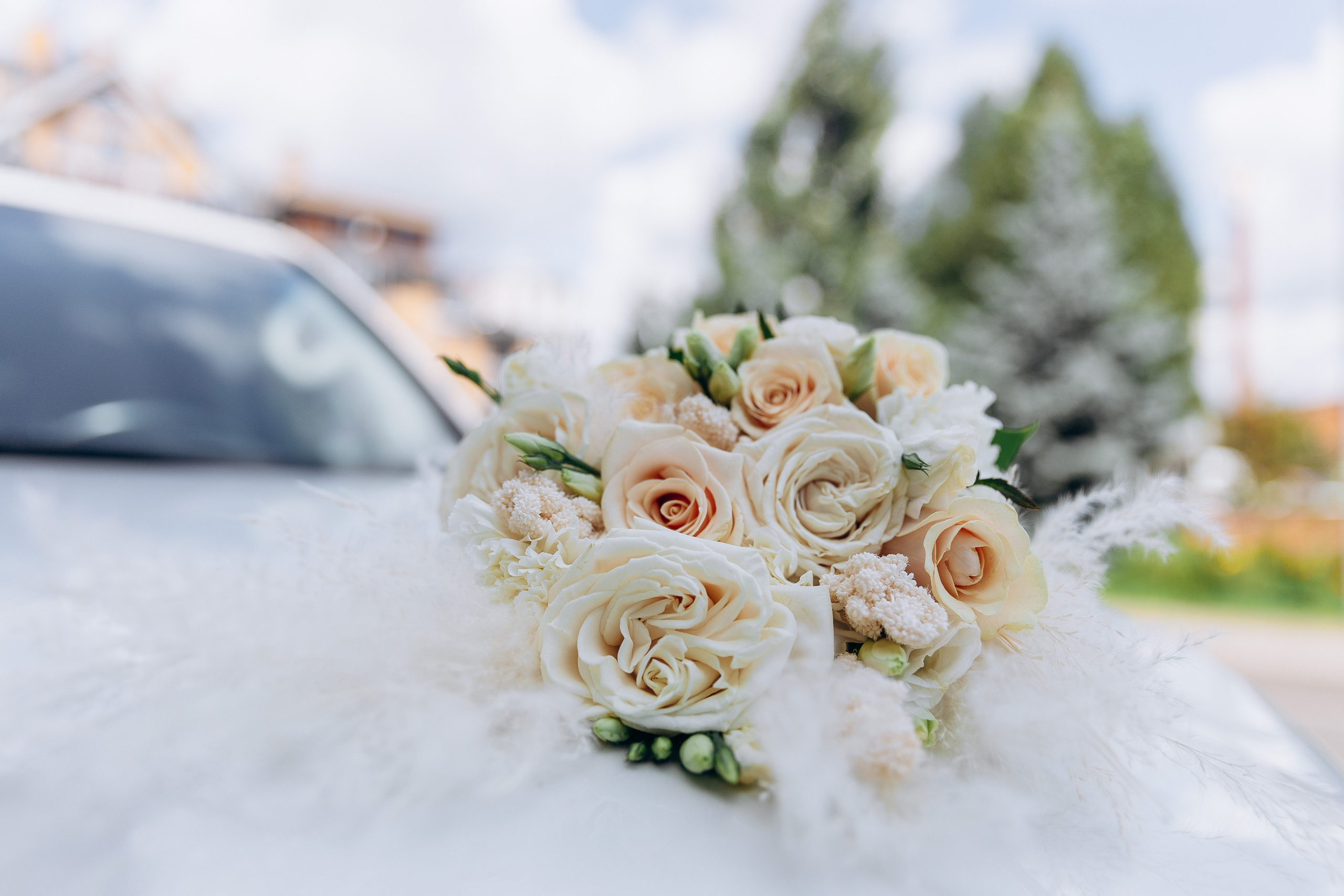 Букет невесты Казань: красивое сочетание цветов с белым платьем на никах