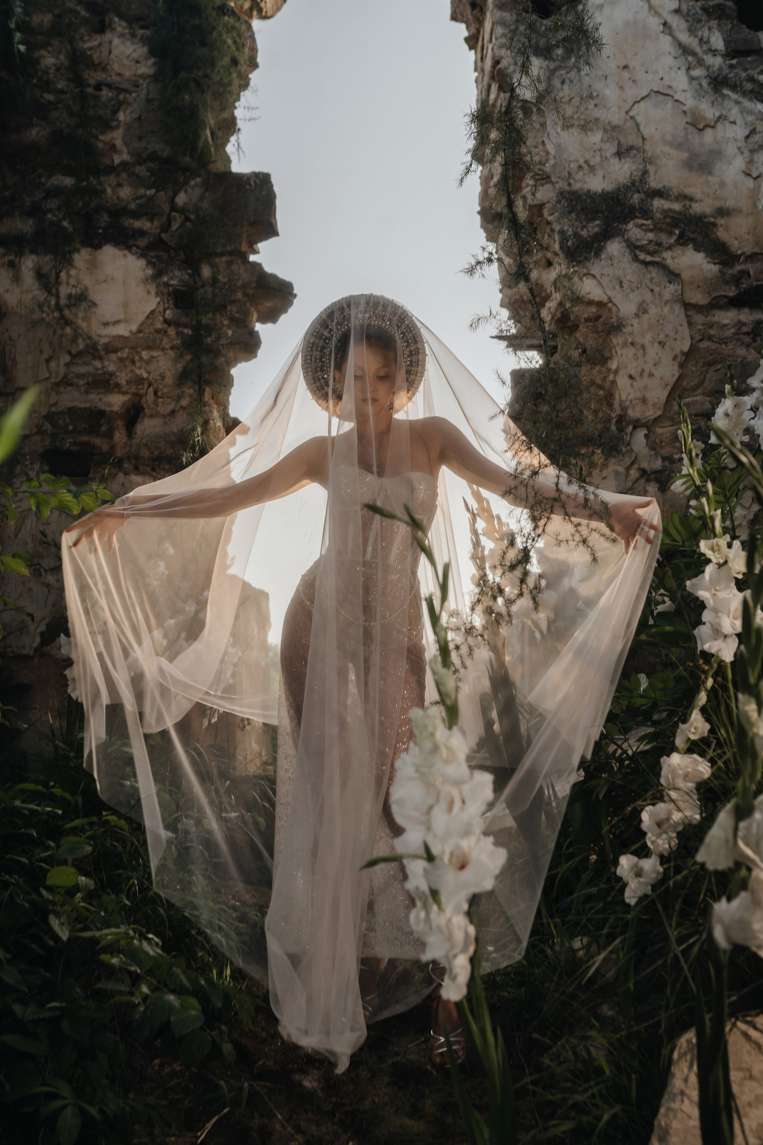 Свадебная фотосессия в старинном заброшенном храме в Крыму Гладиолусы. Свадебный и семейный фотограф и видеограф, Крым, Москва, Санкт -Петербург