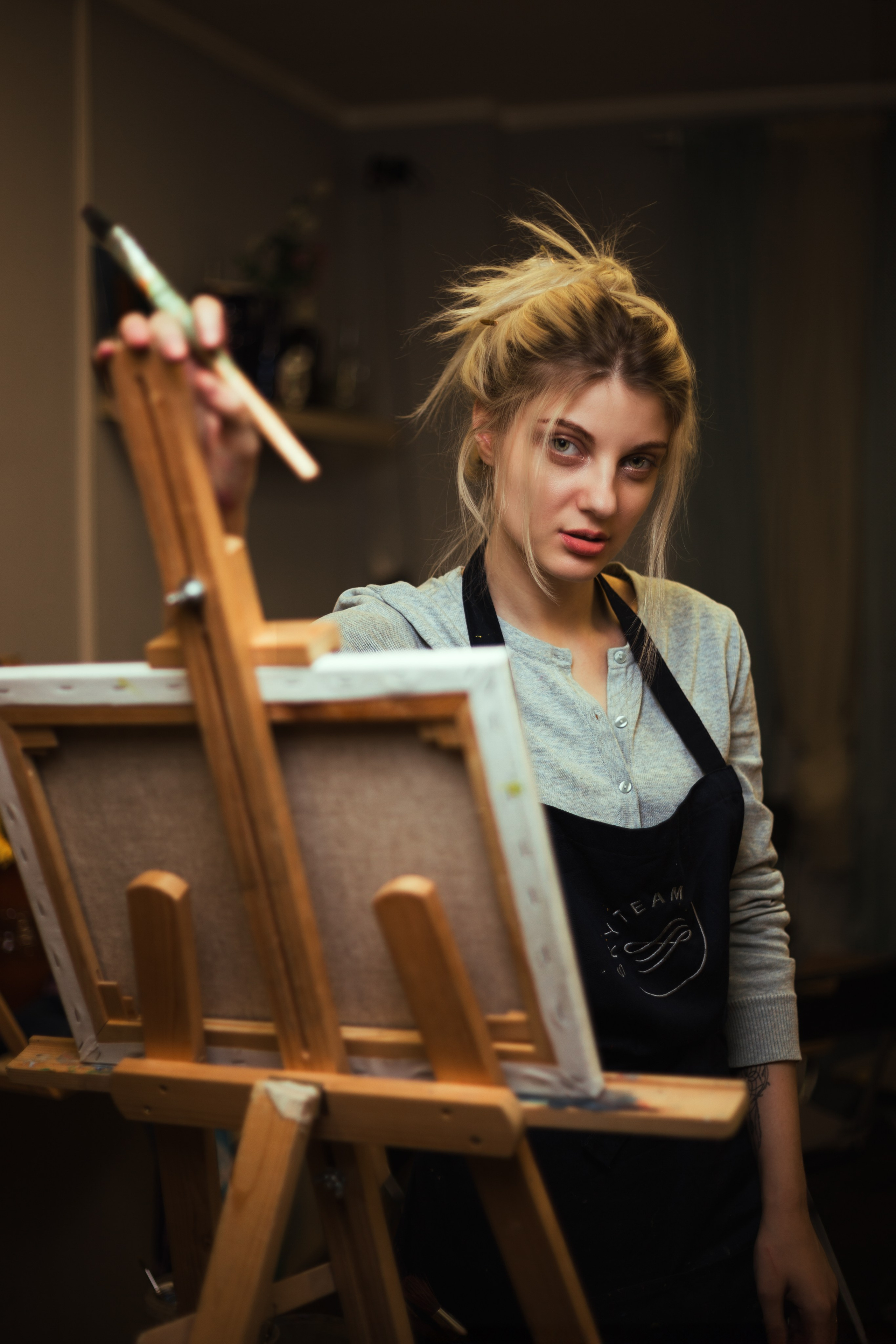 Погрузитесь в мир искусства: девушка рисует в студии, окруженная красками и кистями. Эмоциональные и вдохновляющие моменты, запечатленные в фотографиях. Откройте для себя атмосферу творчества и искусства в нашем альбоме 'Художественная атмосфера'. Девушка, Красивая дувушка, Красотка, Хужожесвенная, Художественная сутдия, Мальберт, Рисование, Краски, Фотосессия, Блоднинка, Творческая, Студия, Чудеево, Кофе, Кисти, Акверель, Портрет, Картина, Исскуство, Позирование, 