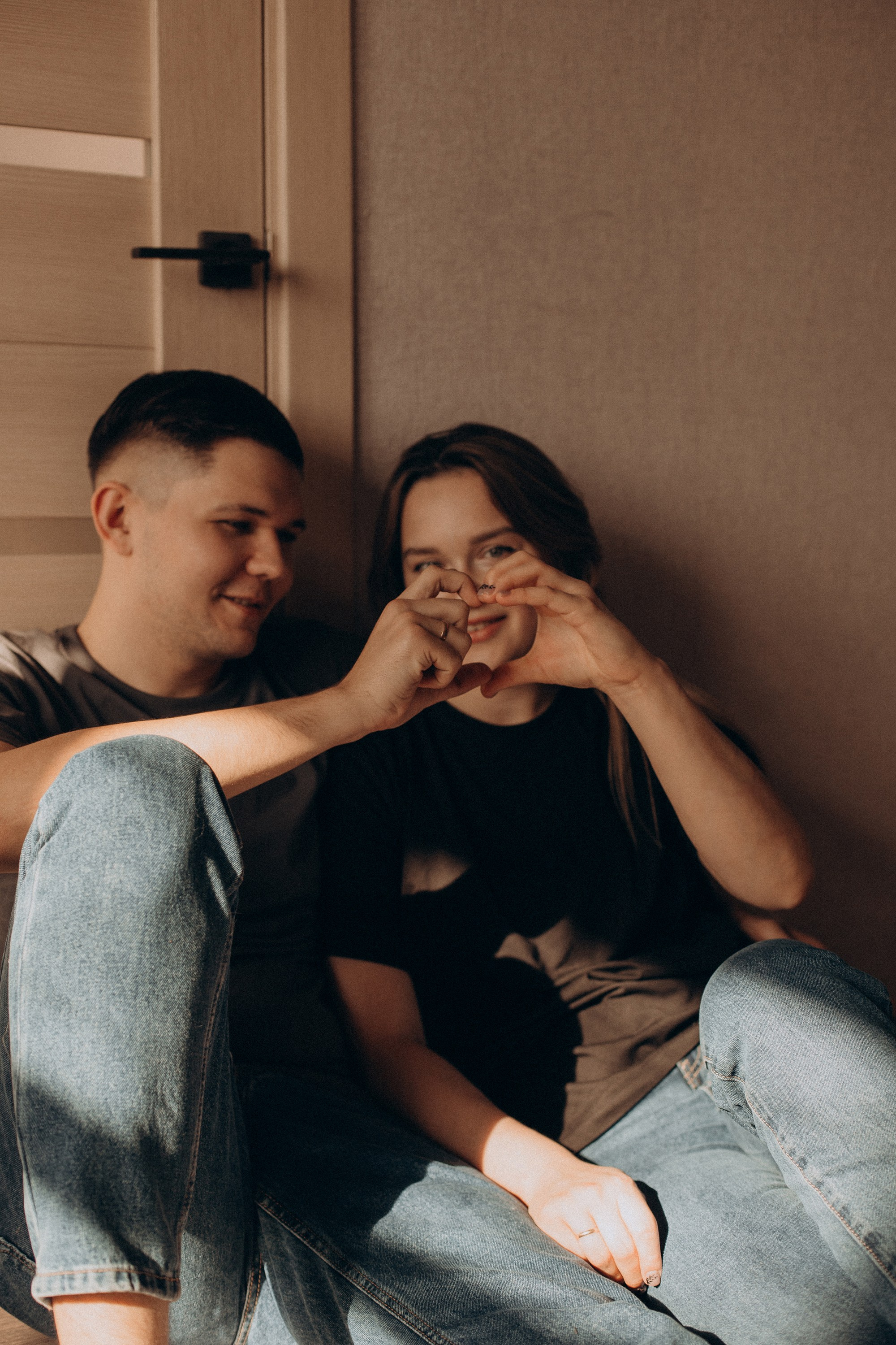 Солнце наполнило комнату светом, а вы — теплом. Свадебный фотограф Илья Бринк