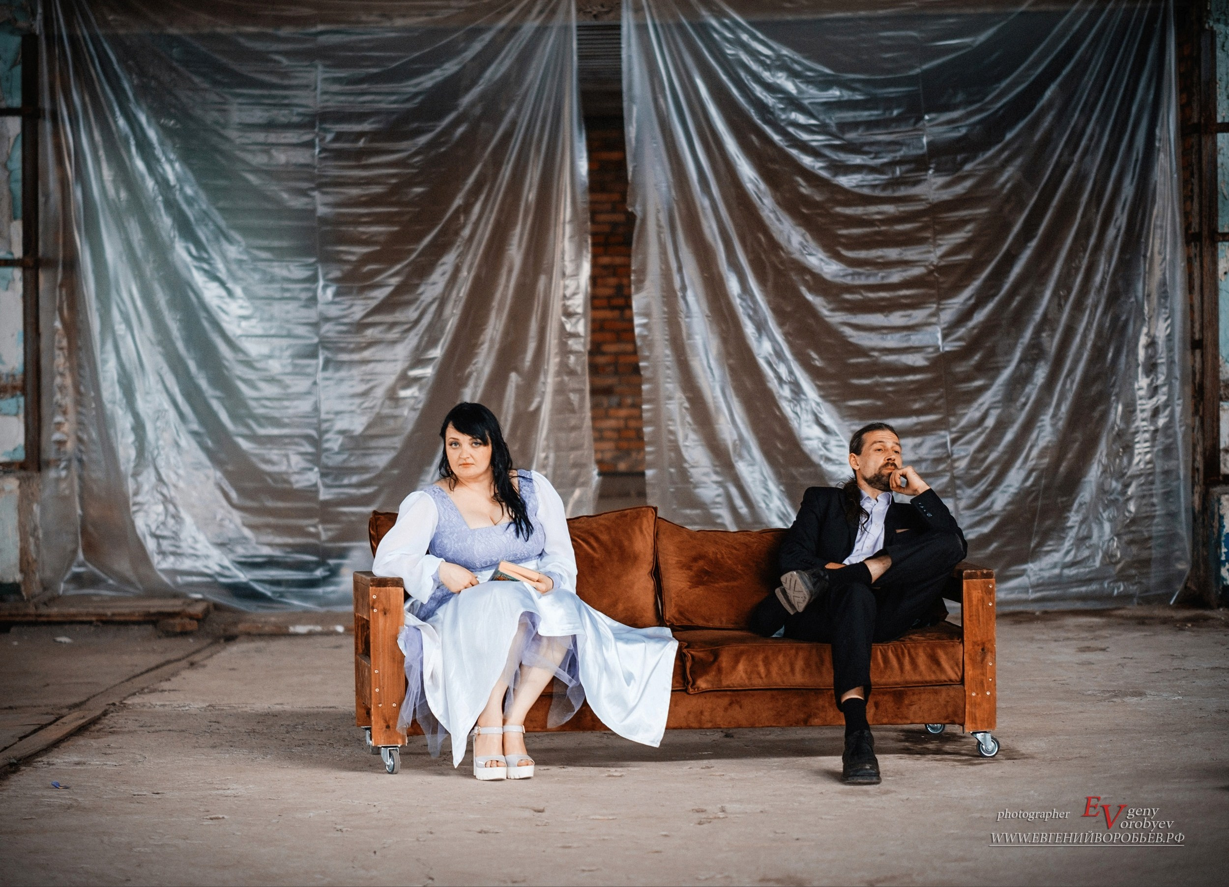 Свадебная фотосессия в фотостудии свадебный фотограф Красноярск цена заказать забронировать визажист причёска макияж стилист ведущий идея место пример фото позы для свадебной фотосесси в Красноярске жених невеста свадебное платье