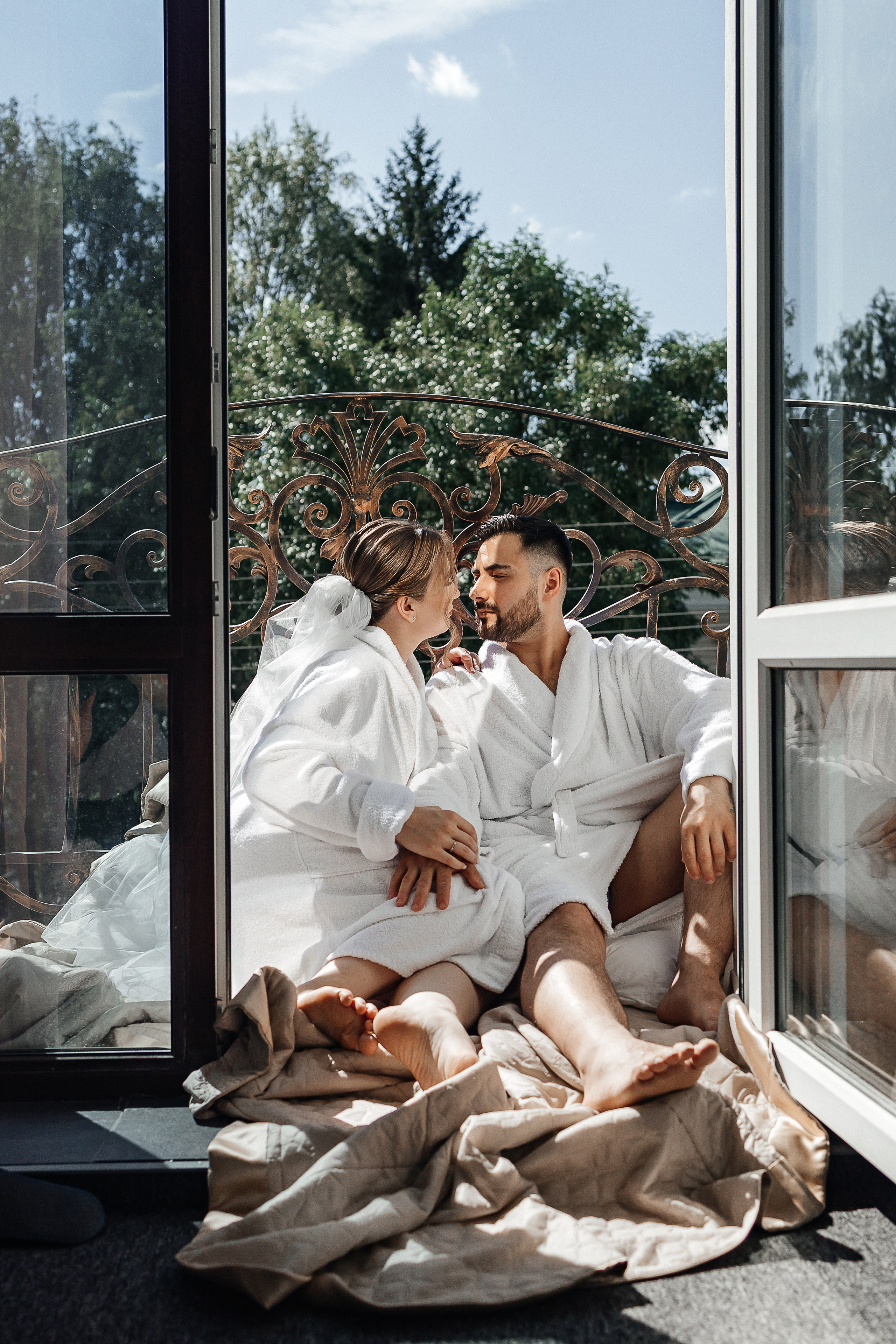 Свадебная фотосессия пары в номере отеля. Олег Сверчков | Свадебный фотограф Вологда