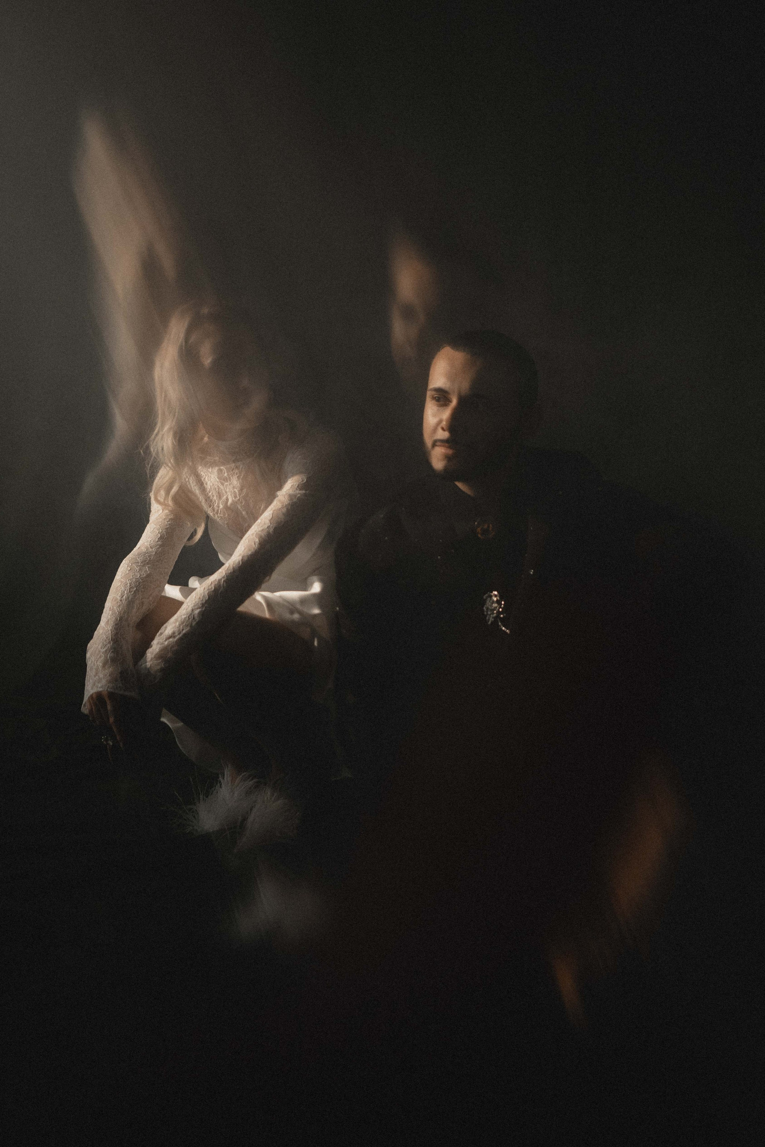 Счастливая пара позирует на свадебной фотосессии на фоне зеленой ткани в театре ,фэшн съемка ,топ 100 — свадебный фотограф Алена Межевова