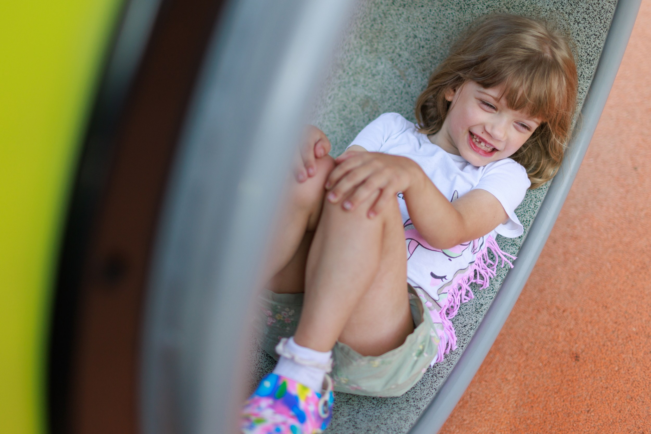 Фотография девочки на прогулке в парке