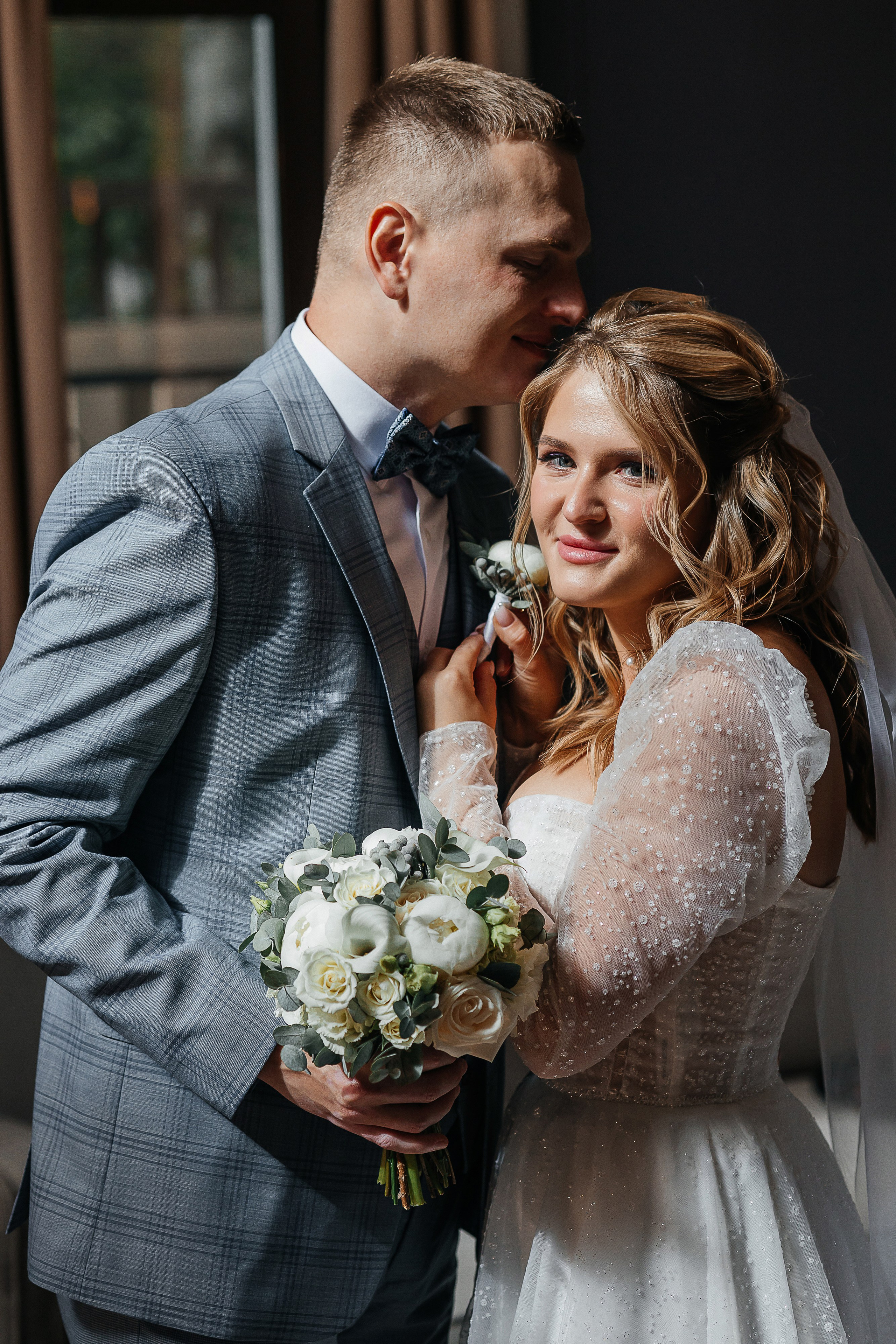 Трогательная выездная церемония в уютном дворике отеля. Олег Сверчков | Свадебный фотограф Вологда