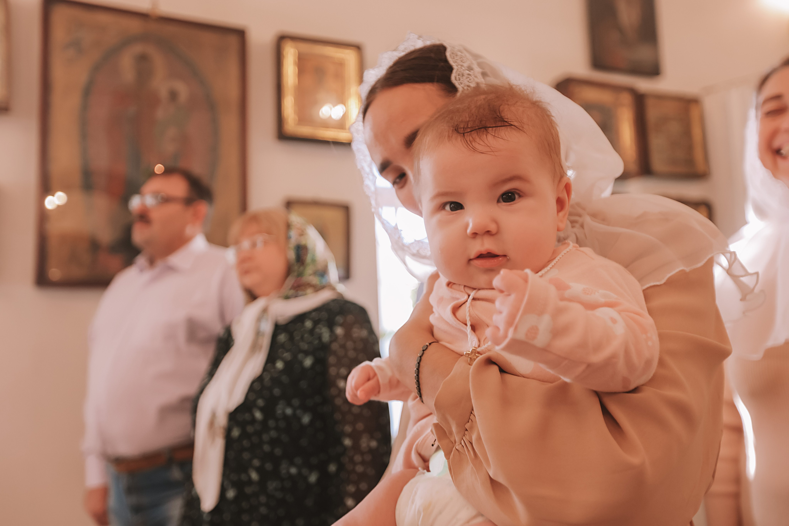 Крещение круглая церковь. Семейный фотограф Тюмень, фотограф на роды Салмина Мария