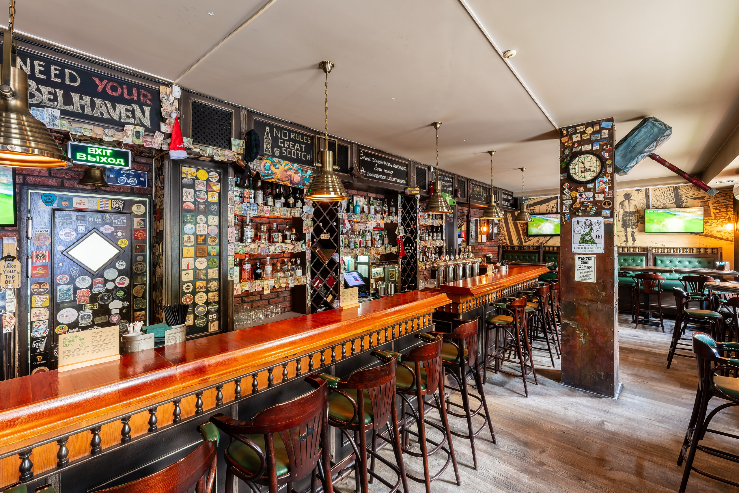 Алматы, William Lawson's 13 — легендарный паб, открытый в 2015 году, ставший вторым домом для многих алматинцев, Алматы, июнь 2024. Интерьерный фотограф Алматы