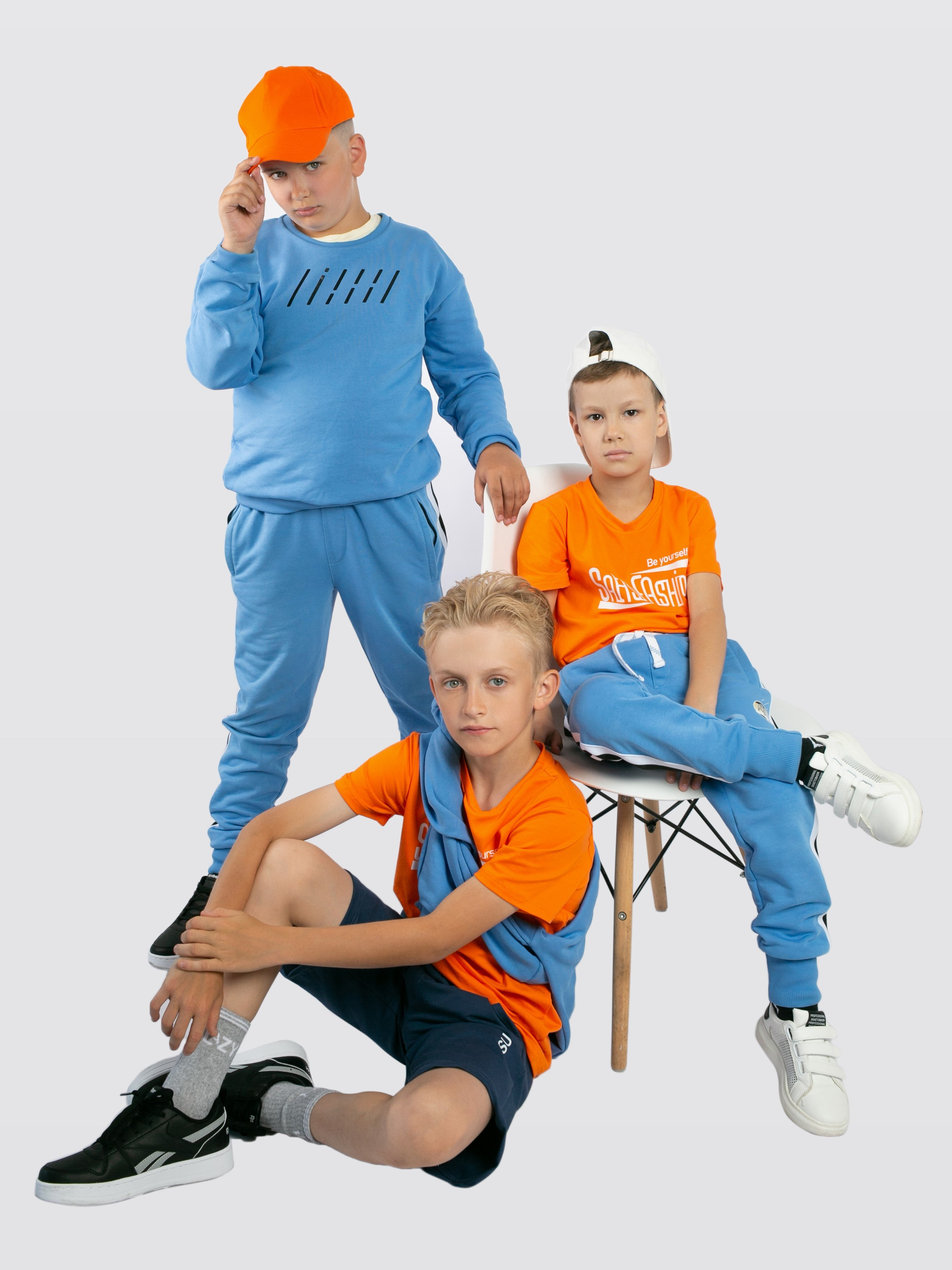 Детская одежда на белом фоне с тенями. Предметная, рекламная фотосъёмка в Орле. Предметный фотограф в Орле