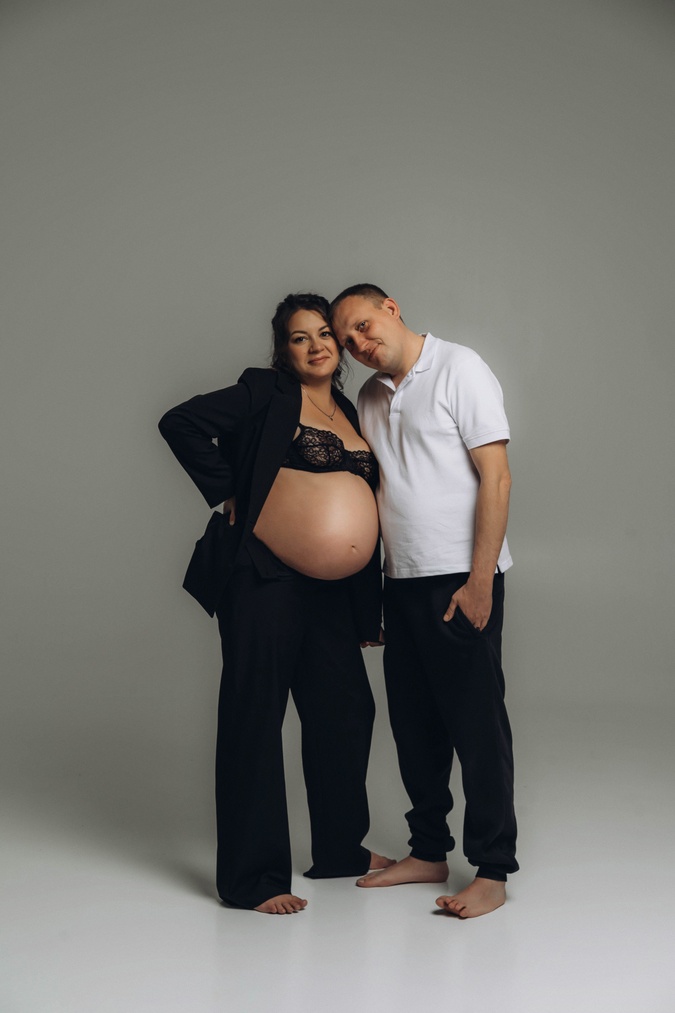 Беременность съемка пары в студии. Фотограф Екатеринбург Кокшарова Александра