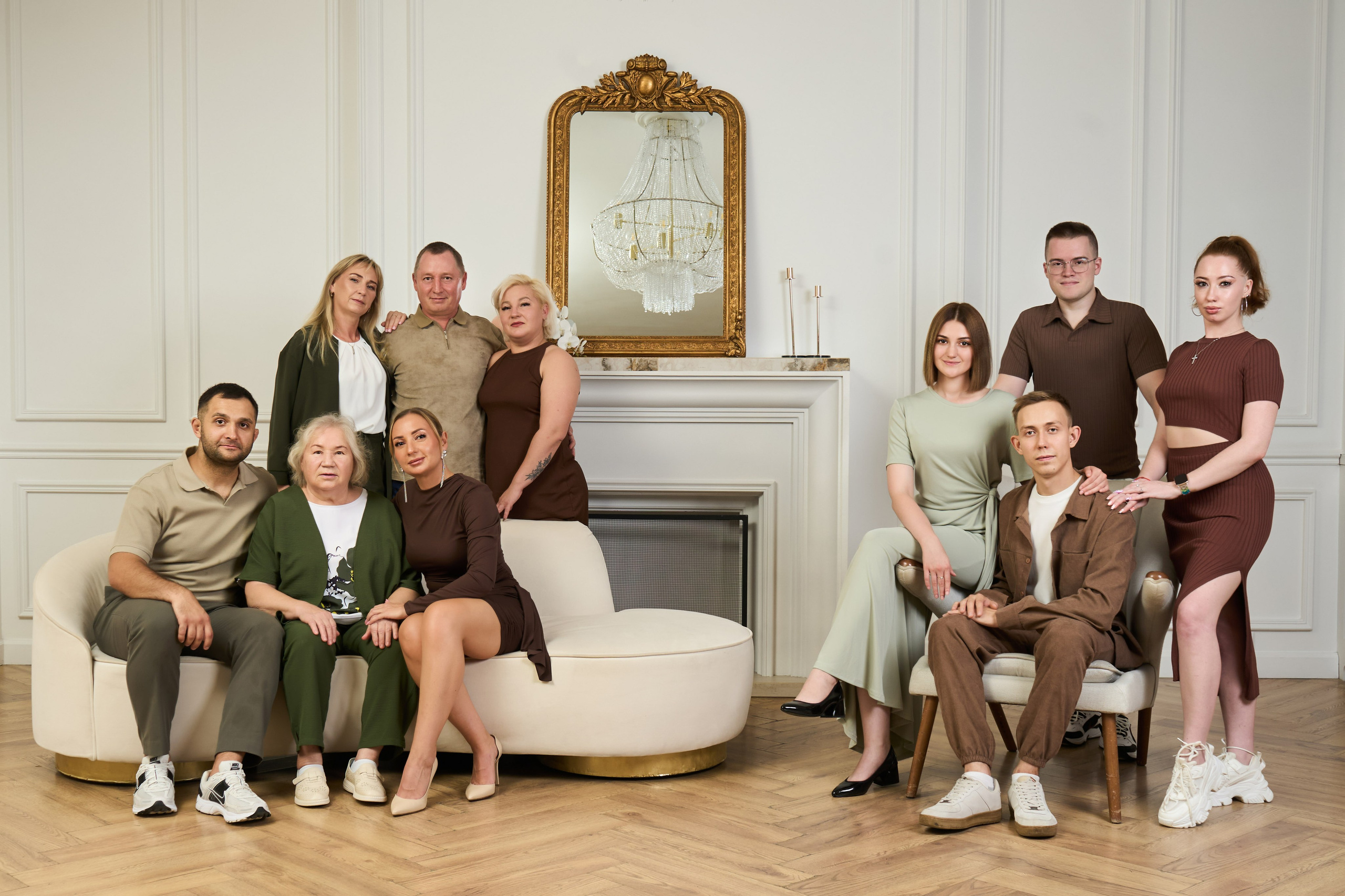 Портретная съемка большой семьи с искусственным светом в студии. Фотограф Екатеринбург Кокшарова Александра