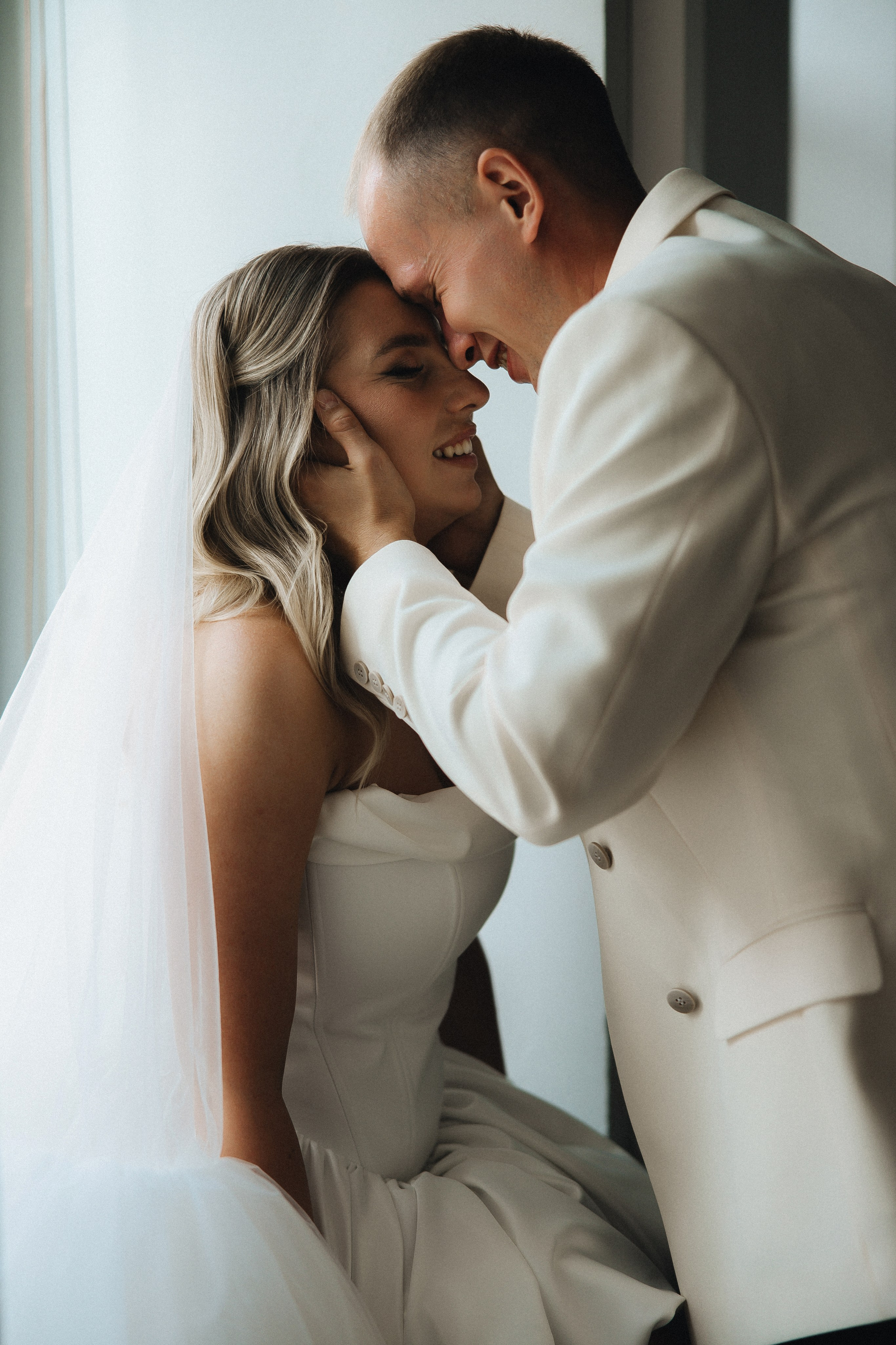 Когда я впервые увидел тебя, этот смех, ты мне напомнила по-моему сразу всех. Свадебный фотограф в Санкт-Петербурге Баженова Алина