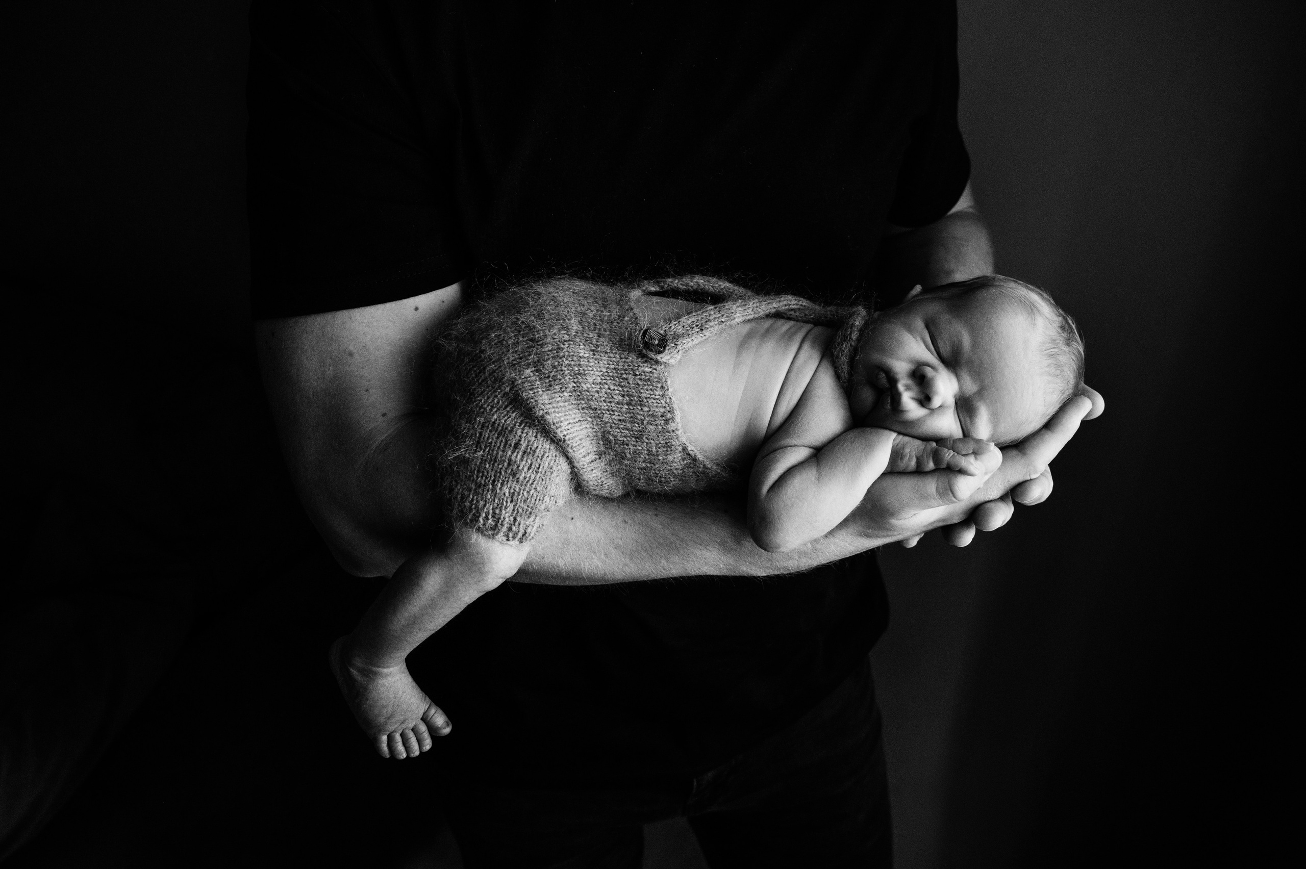 Черно белые фото. Фотограф новорожденных малышей в Санкт-Петербурге