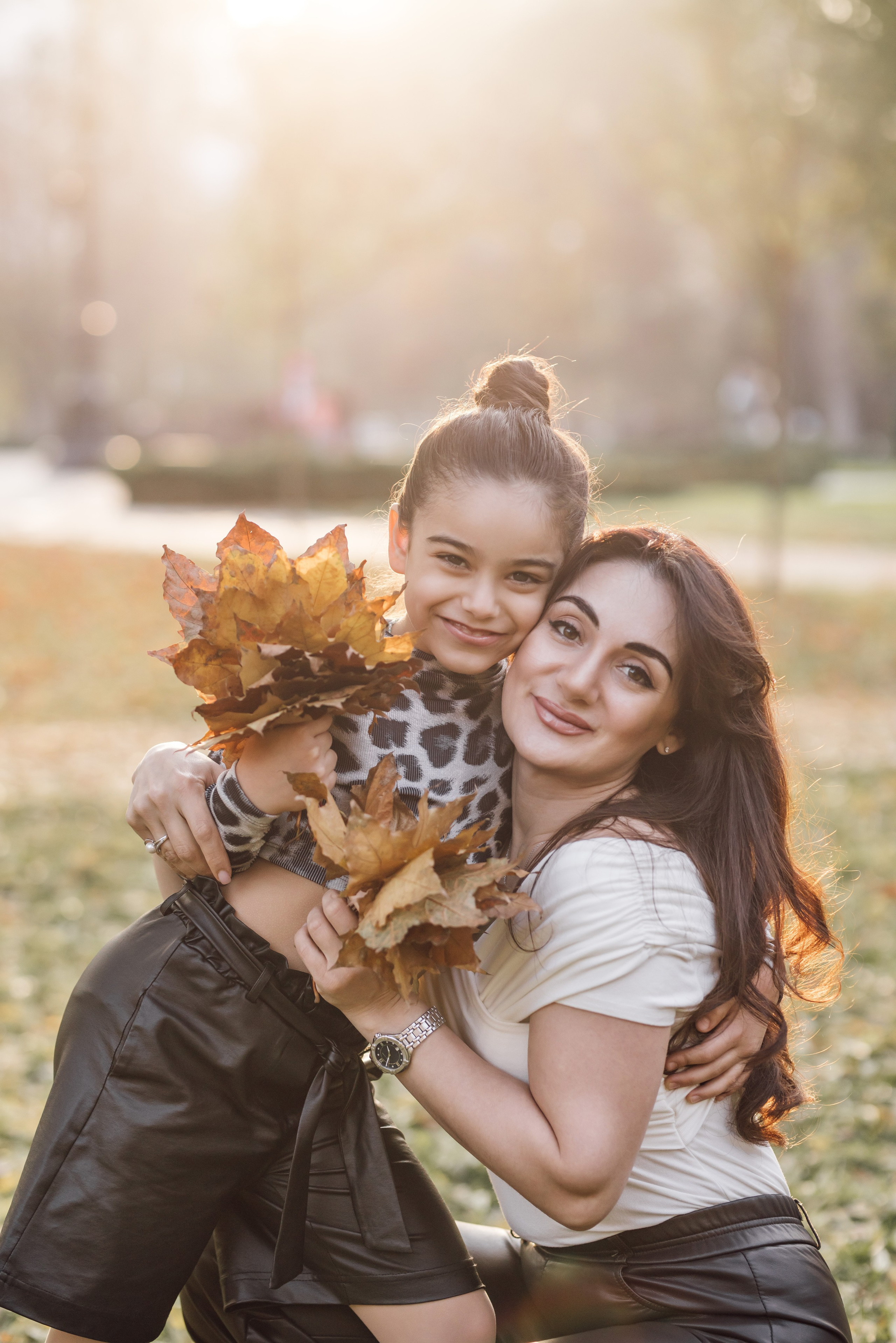 Мама и дочь, осенняя городская прогулка. Фотохудожник Наталия Кирсанова