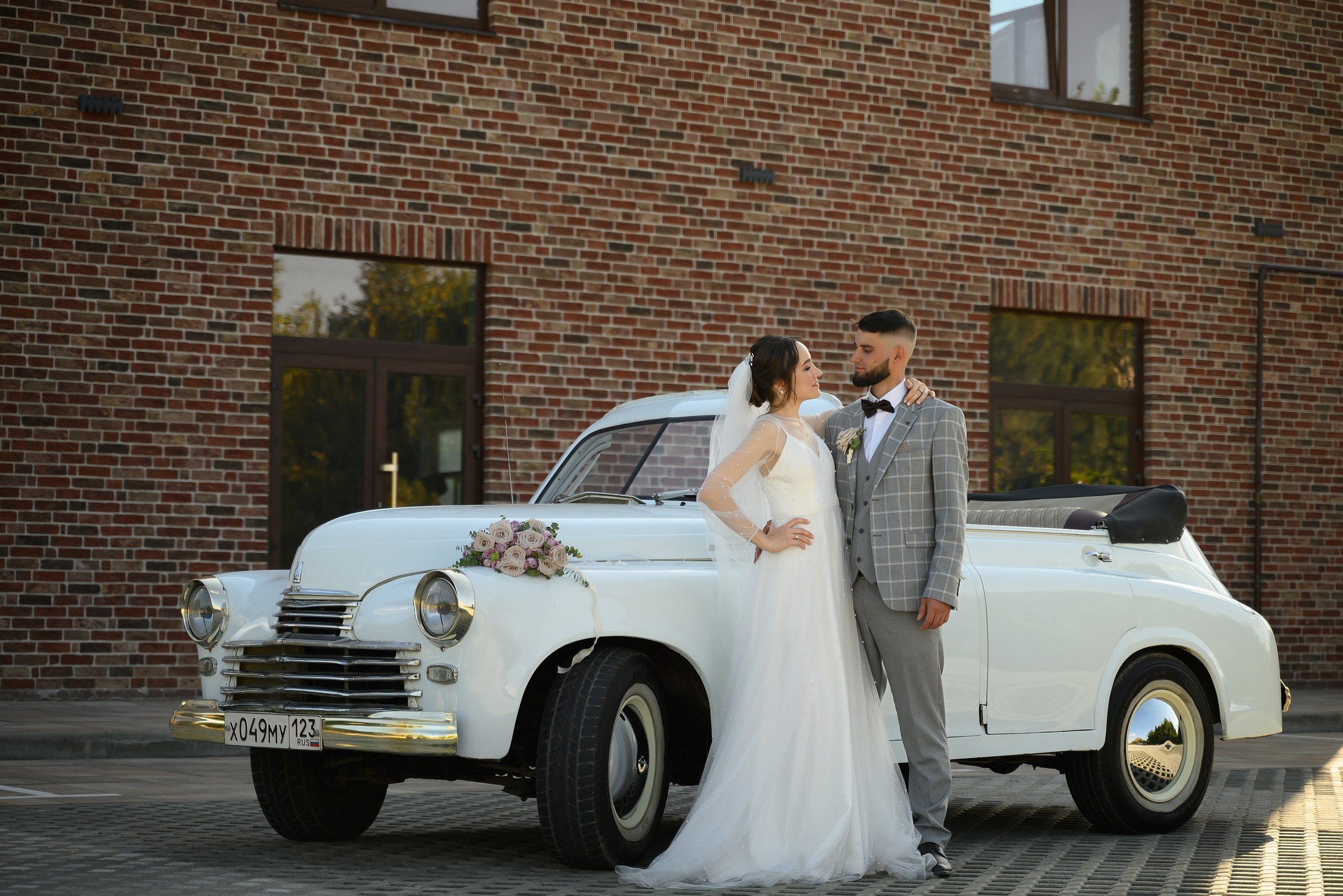 Жених и невеста у ретроавтомобиля. 