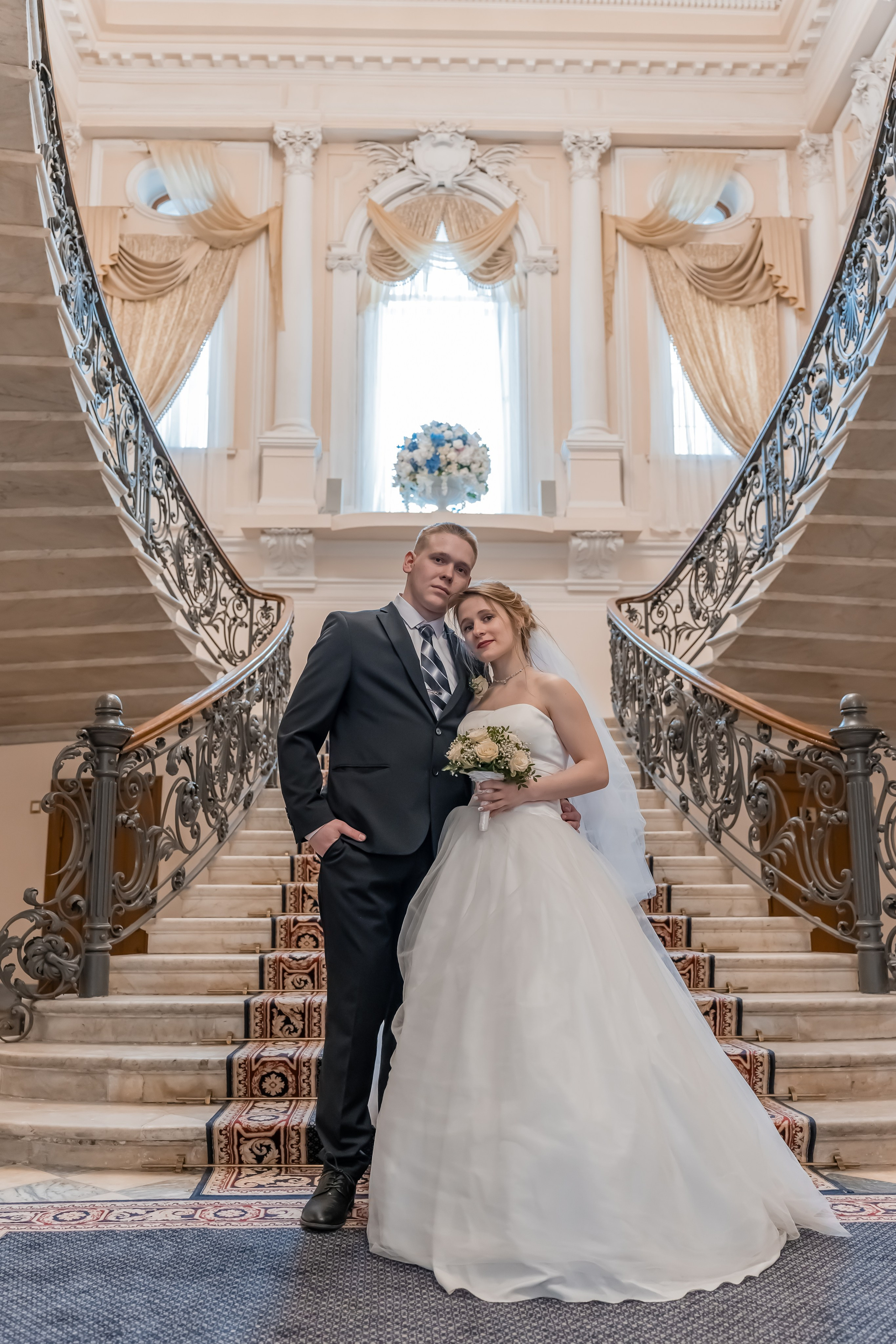 Надежный и опытный свадебный фотограф сделает все, чтобы каждый кадр стал неповторимым и запоминающимся. 