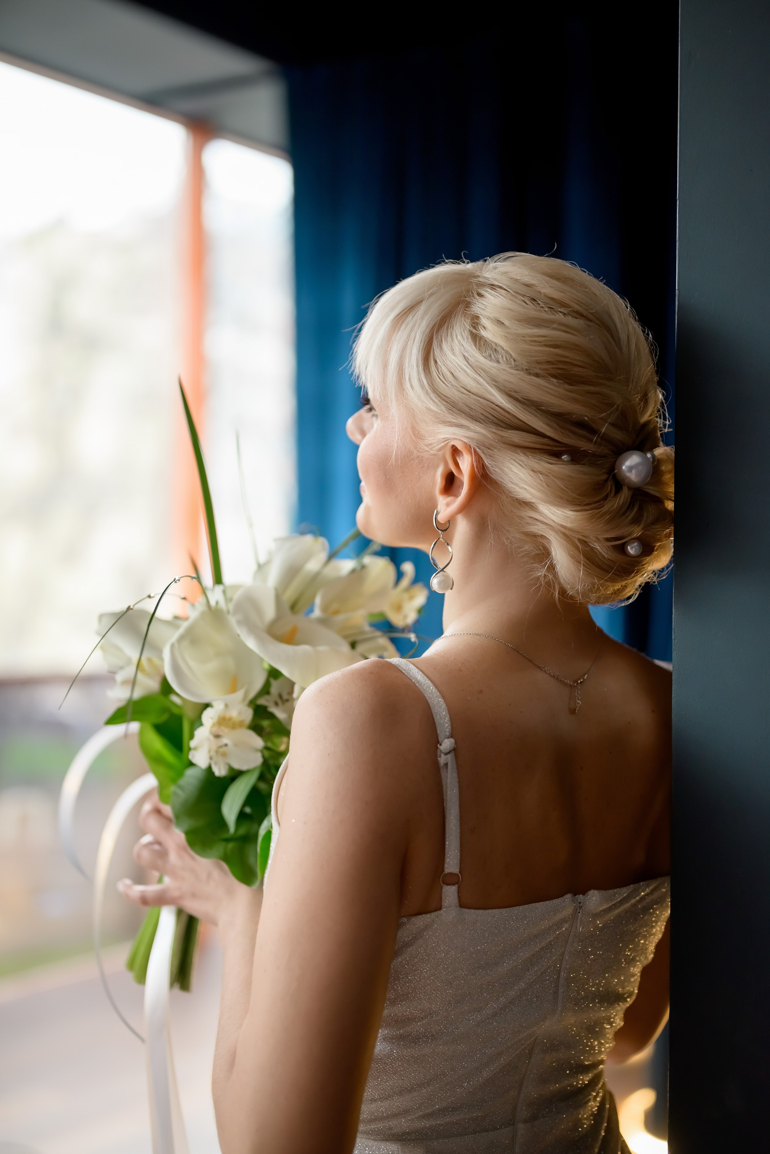 Свадебная фотосессия в синем зале. Юлия Басня семейный и свадебный фотограф в Донецке