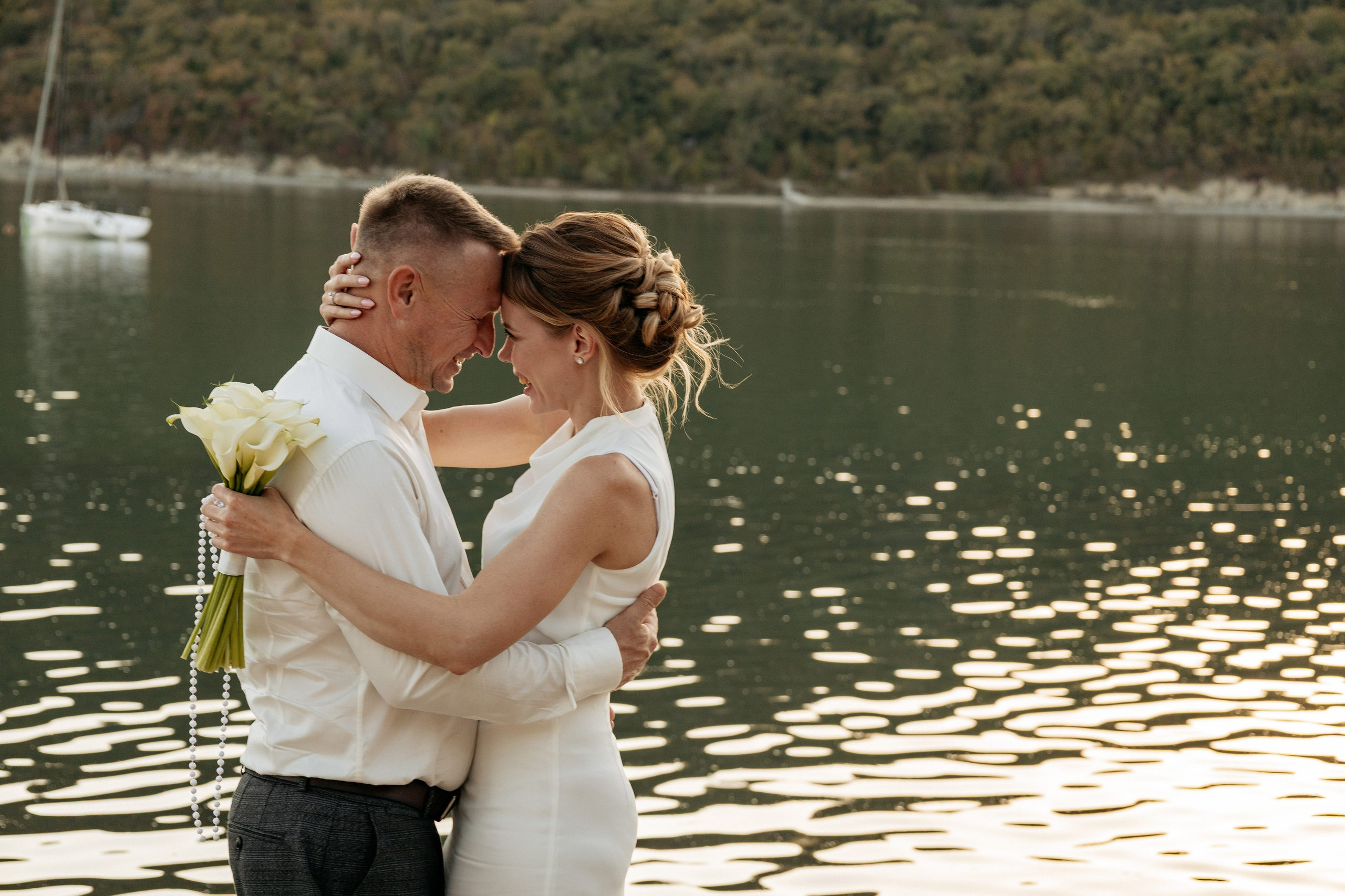 Свадебный портрет в обрамлении зеленой листвы