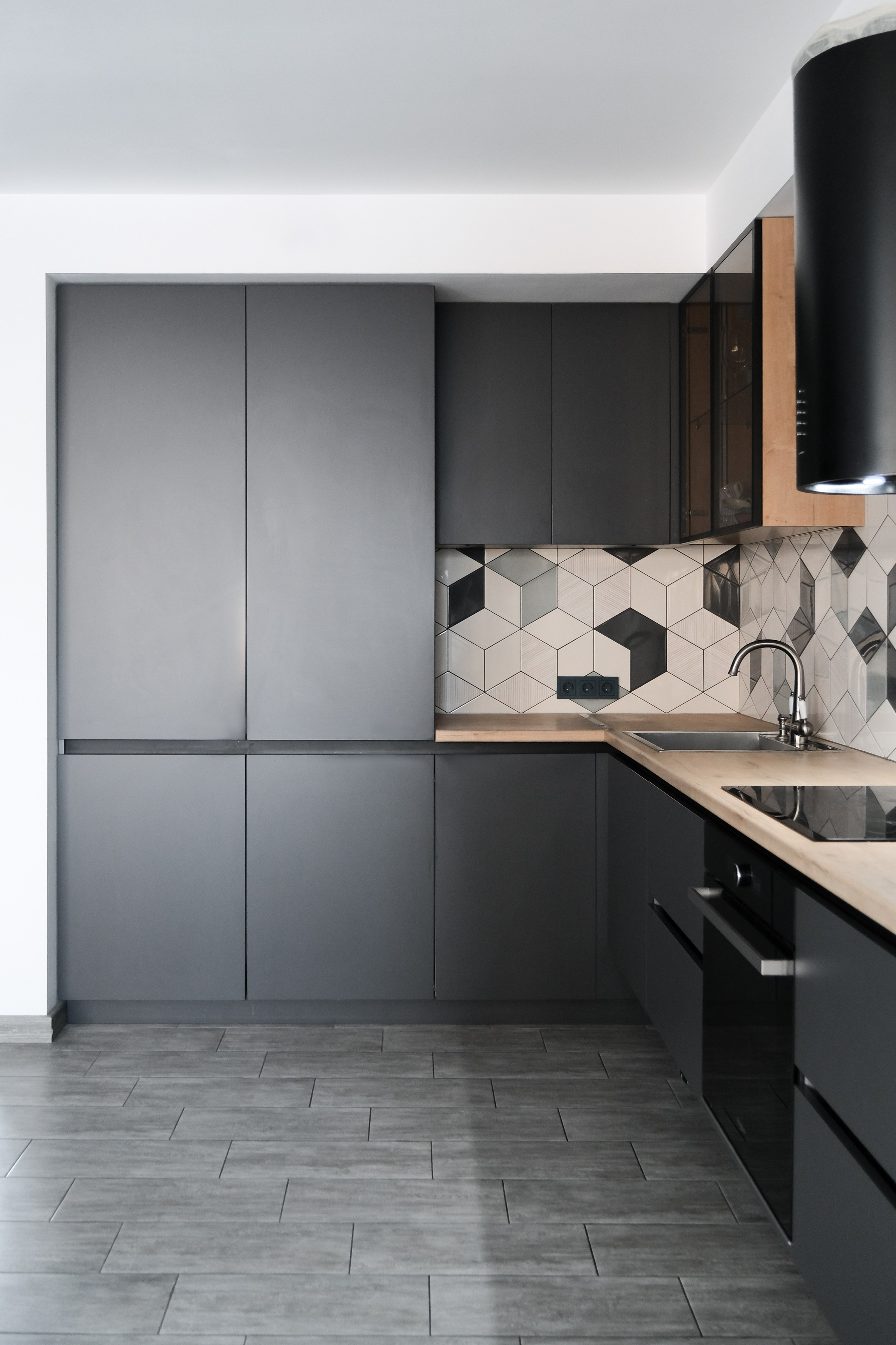 Кухня в Томске на заказ в Академгородке Таунхаус. Мебель на заказ. ГУДРУМ — Мебель на заказ в Томске | Кухни | Шкафы | Стулья и Столы