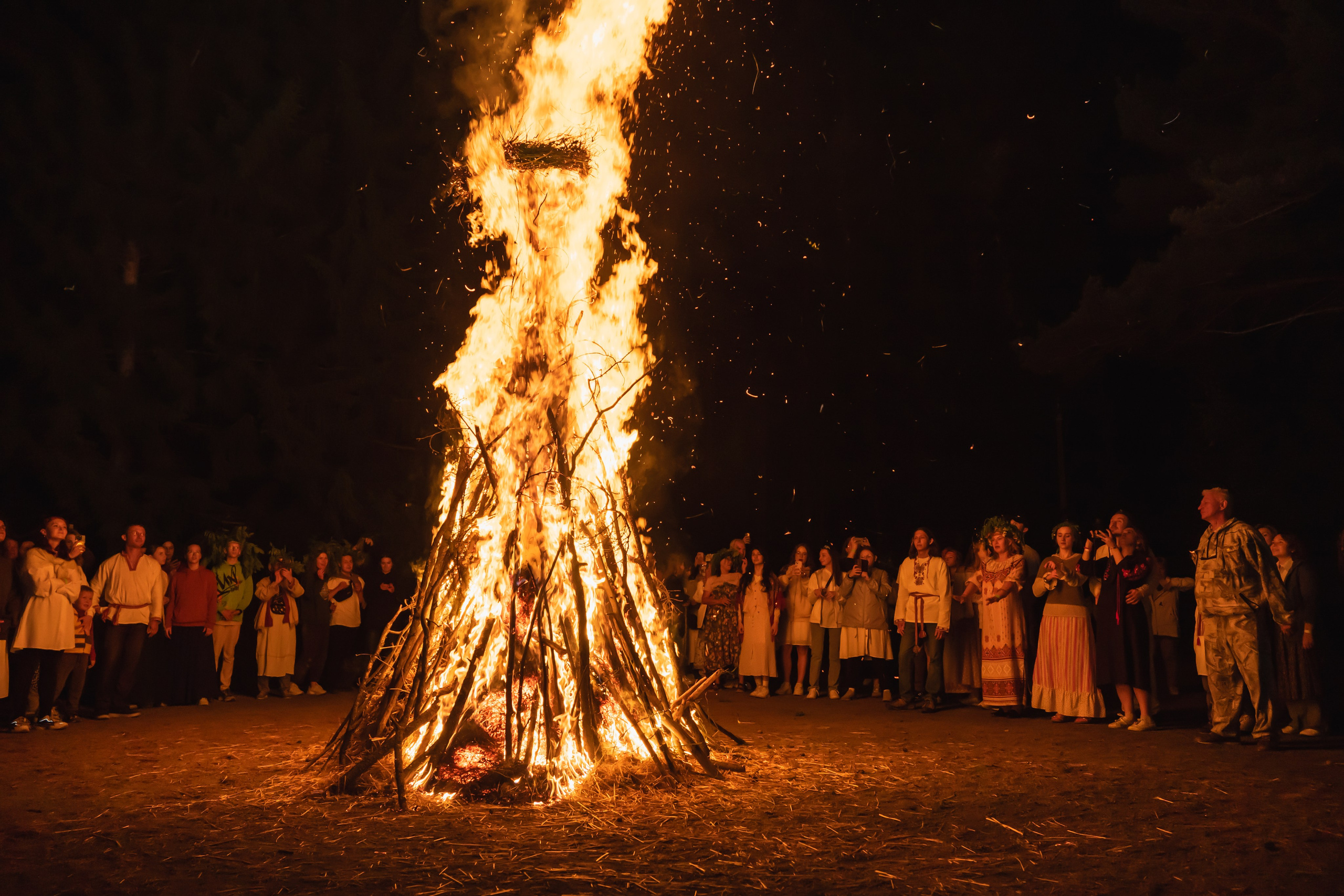 Белорусское Купалье. Занимаюсь профессиональной фотографией и живу рядом с Байкалом. Работаю в разных жанрах
