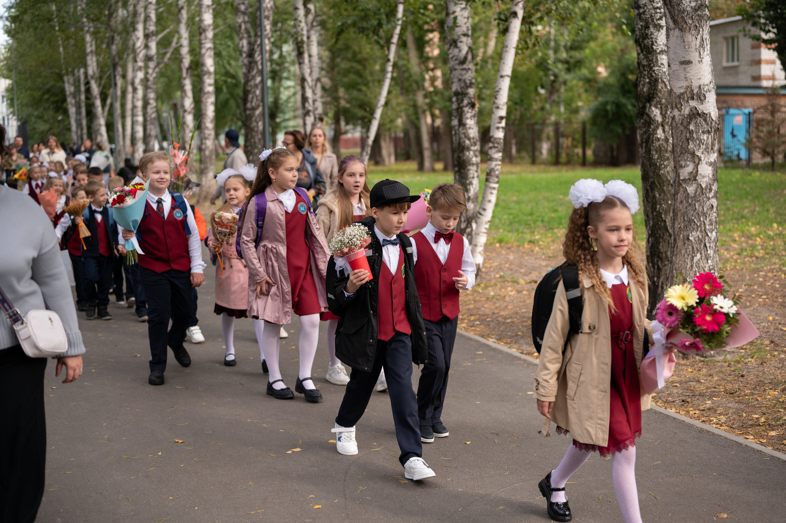 1 сентября 16 гимназия 2 класс (линейка + в классе+ на улице). Фотограф новорожденных, семейный детский в Тюмени Татьяна Морозова