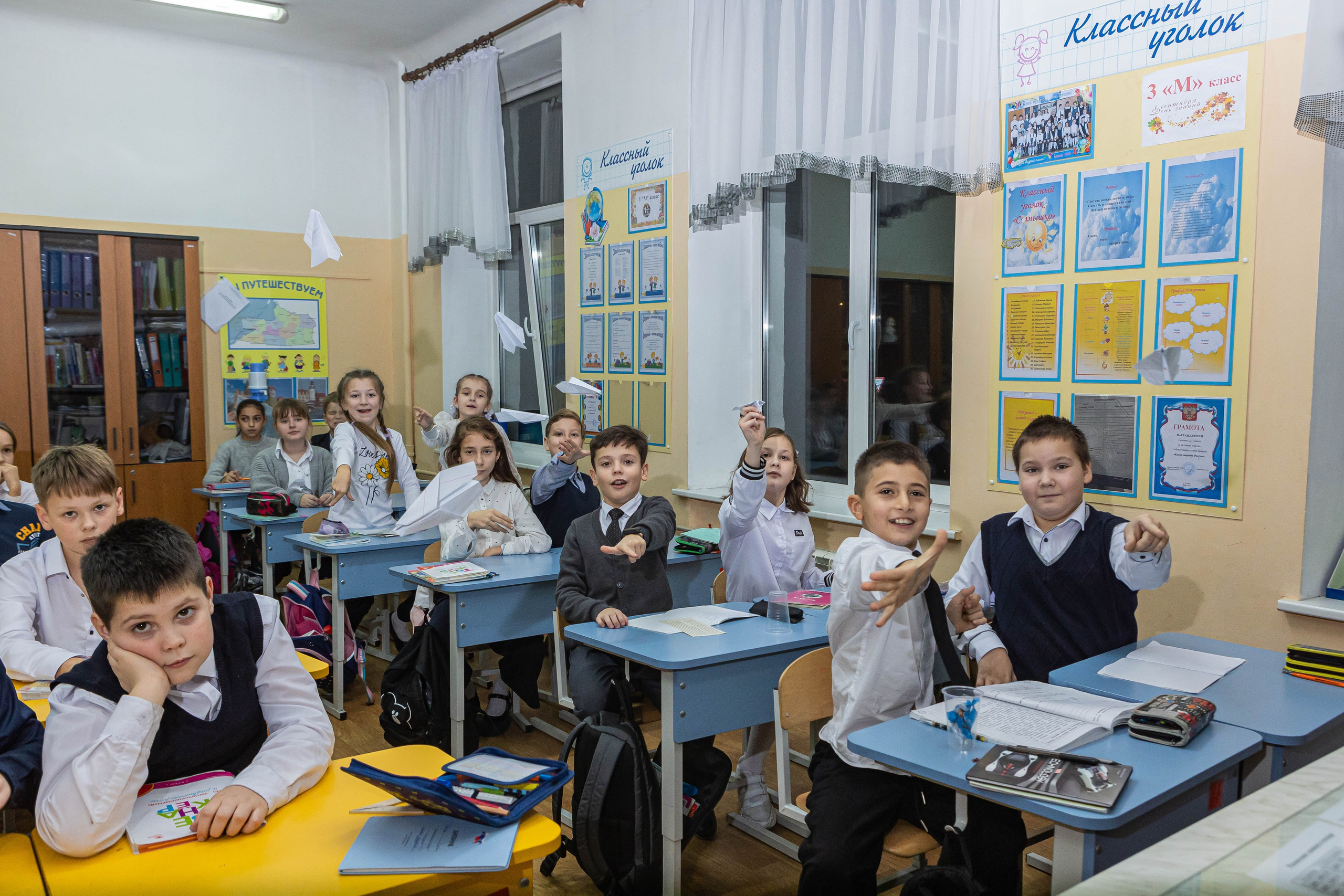 Выпускники начальной школы. LiveBook39 — студия выпускных альбомов Светланы Микишаниной в Калининграде