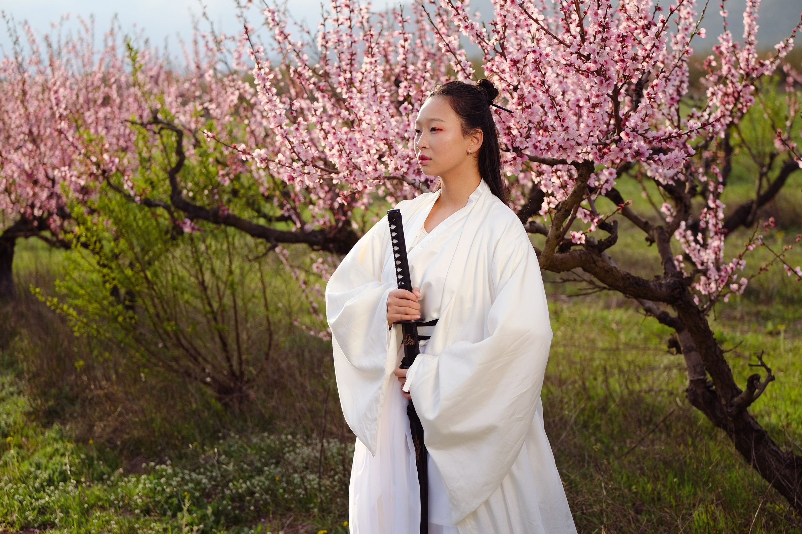Фото в цветущих персиковых садах. Профессиональная фотосъемка в Крыму. Натуральные эмоции и живые кадры. Забронируйте дату прямо сейчас!