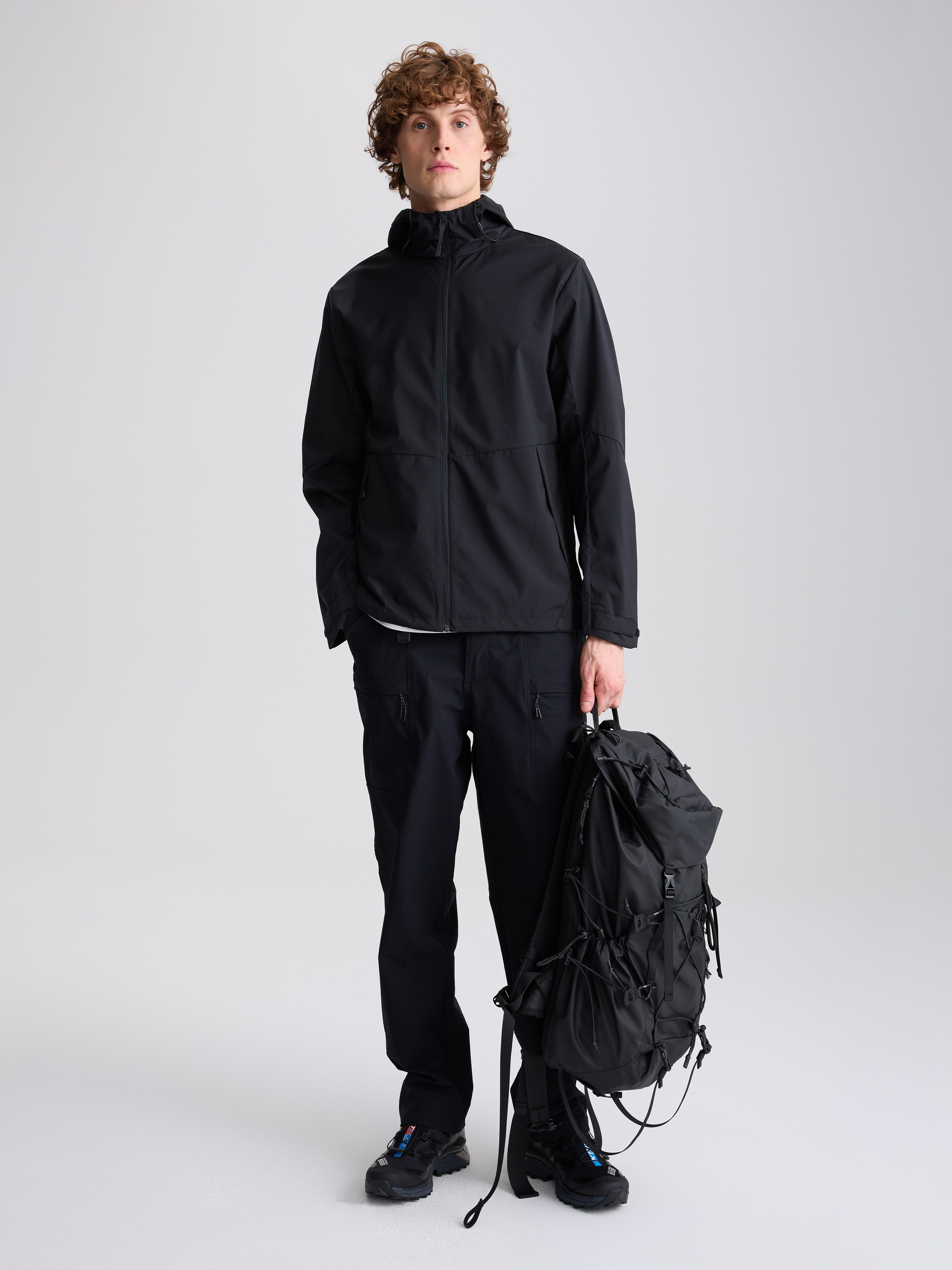 Фотограф Артём Галицкий. Специализируюсь на студийной съёмке одежды: каталоги, лукбуки, предметная съёмка. Опыт работы с fashion-брендами, маркетплейсами и коммерческими проектами. Грамотно выстраиваю свет, работаю быстро и точно под задачу. Также имею опыт работы гафером — отлично знаю световое оборудование и техническую сторону съёмочного процесса.