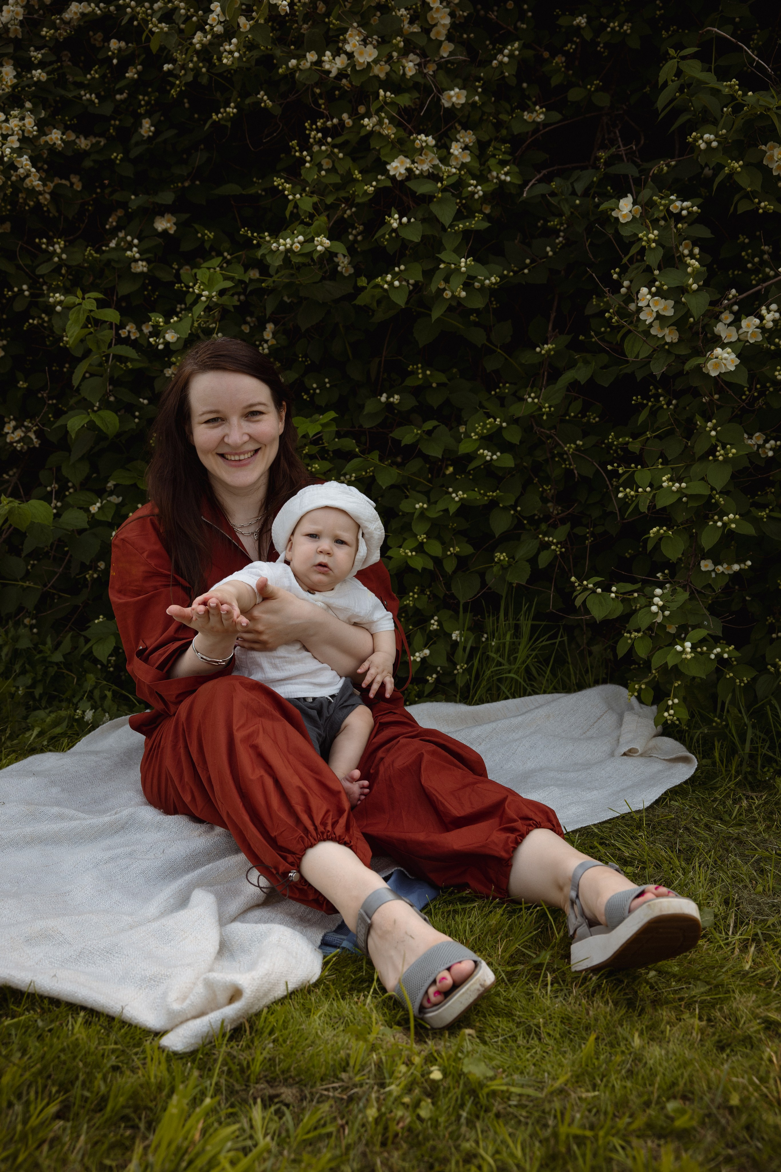 Настя с сыном у Alma-Mater. Ваш семейный newborn и lifestyle фотограф в СПБ Наталья Журавлева