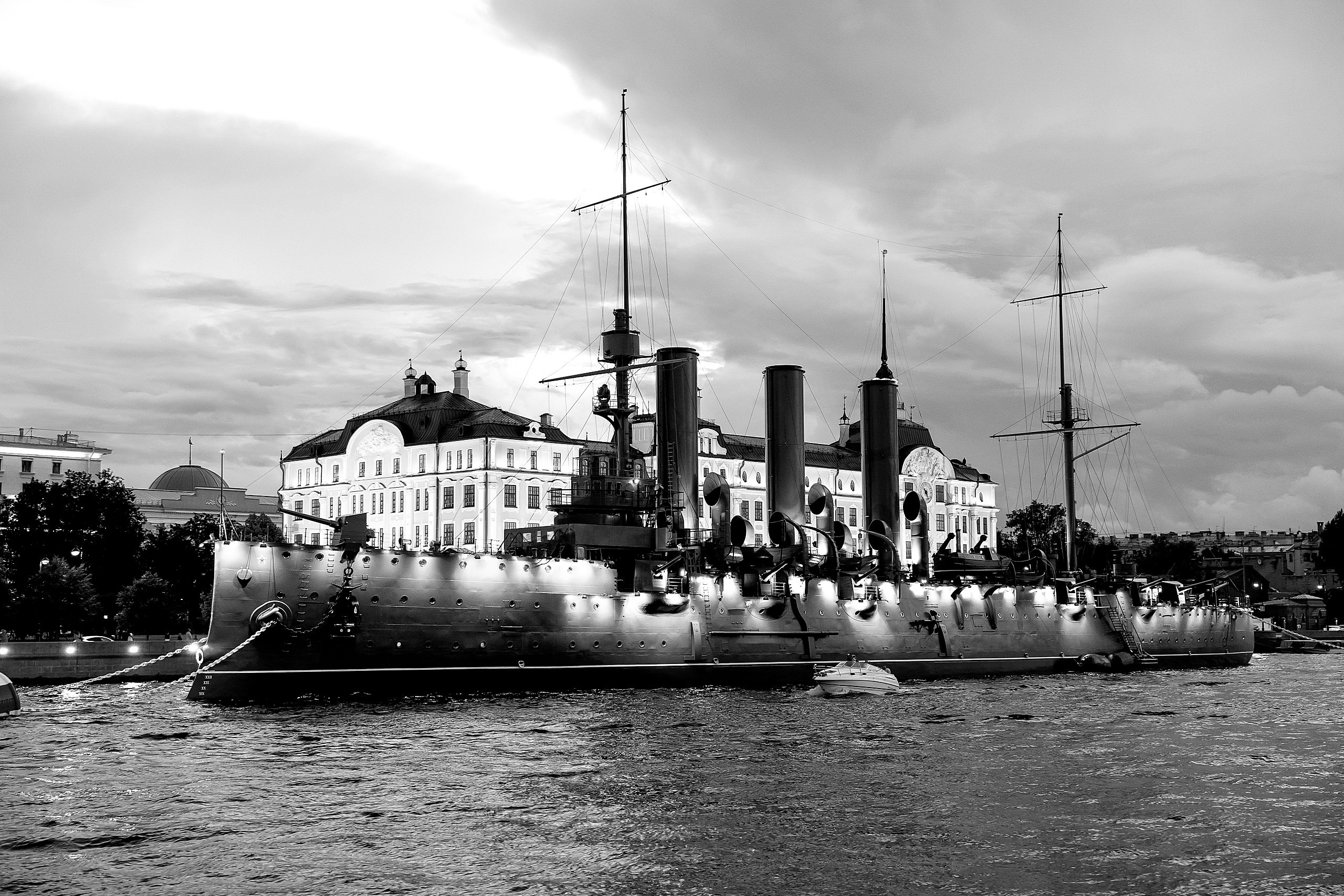 Вечерняя черно-белая фотография Крейсера Аврора с борта теплохода