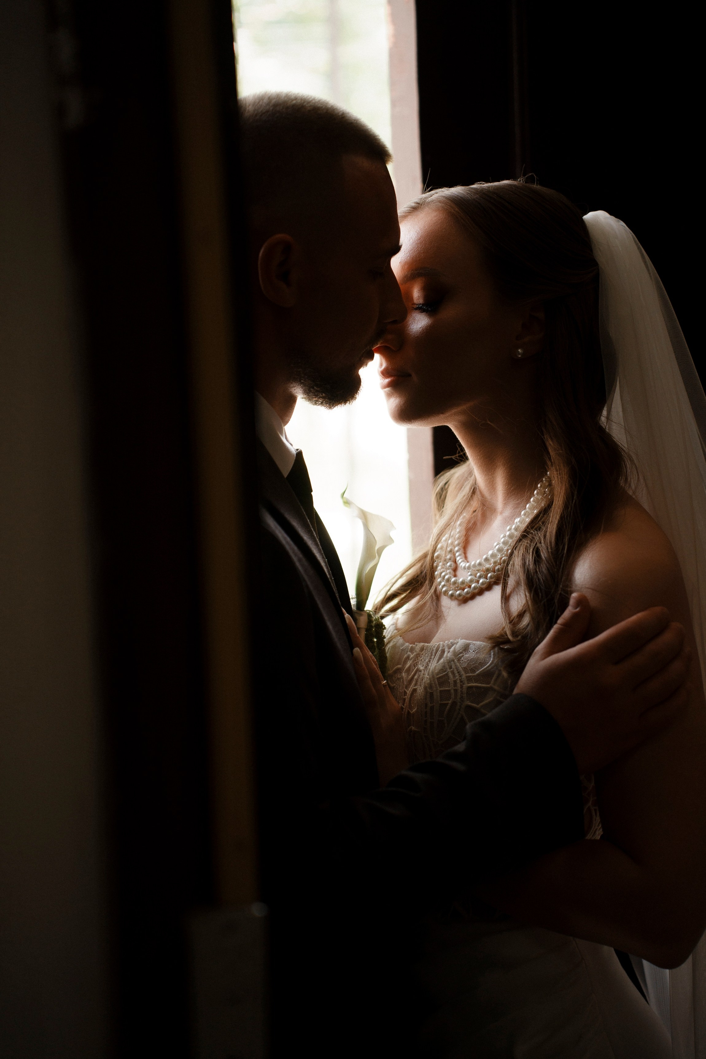 "Свадебная фотосессия в Пензе: Жених и невеста в художественном училище".