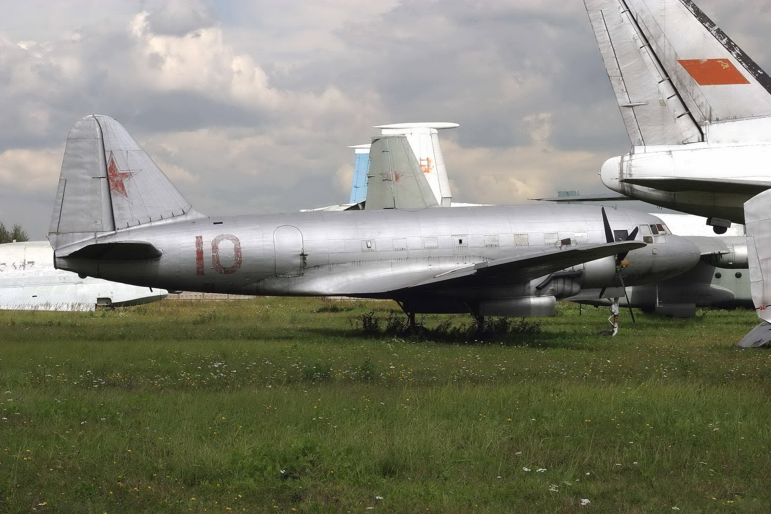 Ил-12 (Монино). Фотоальбом показывающий увлекательный мир авиации и мир медведей Андрея Иванова