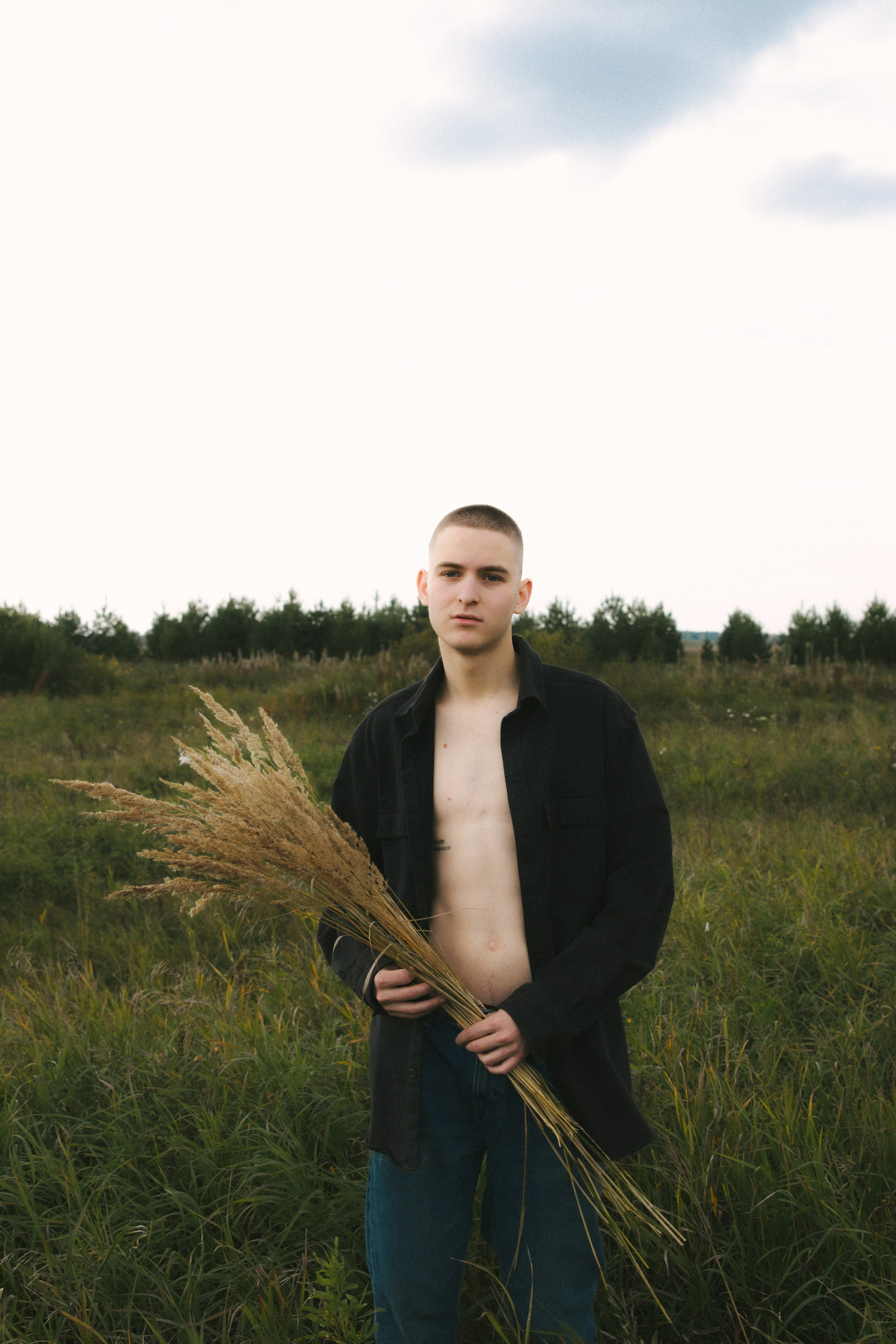 Никита в поле. Фотограф Настя Булочка Екатеринубрг