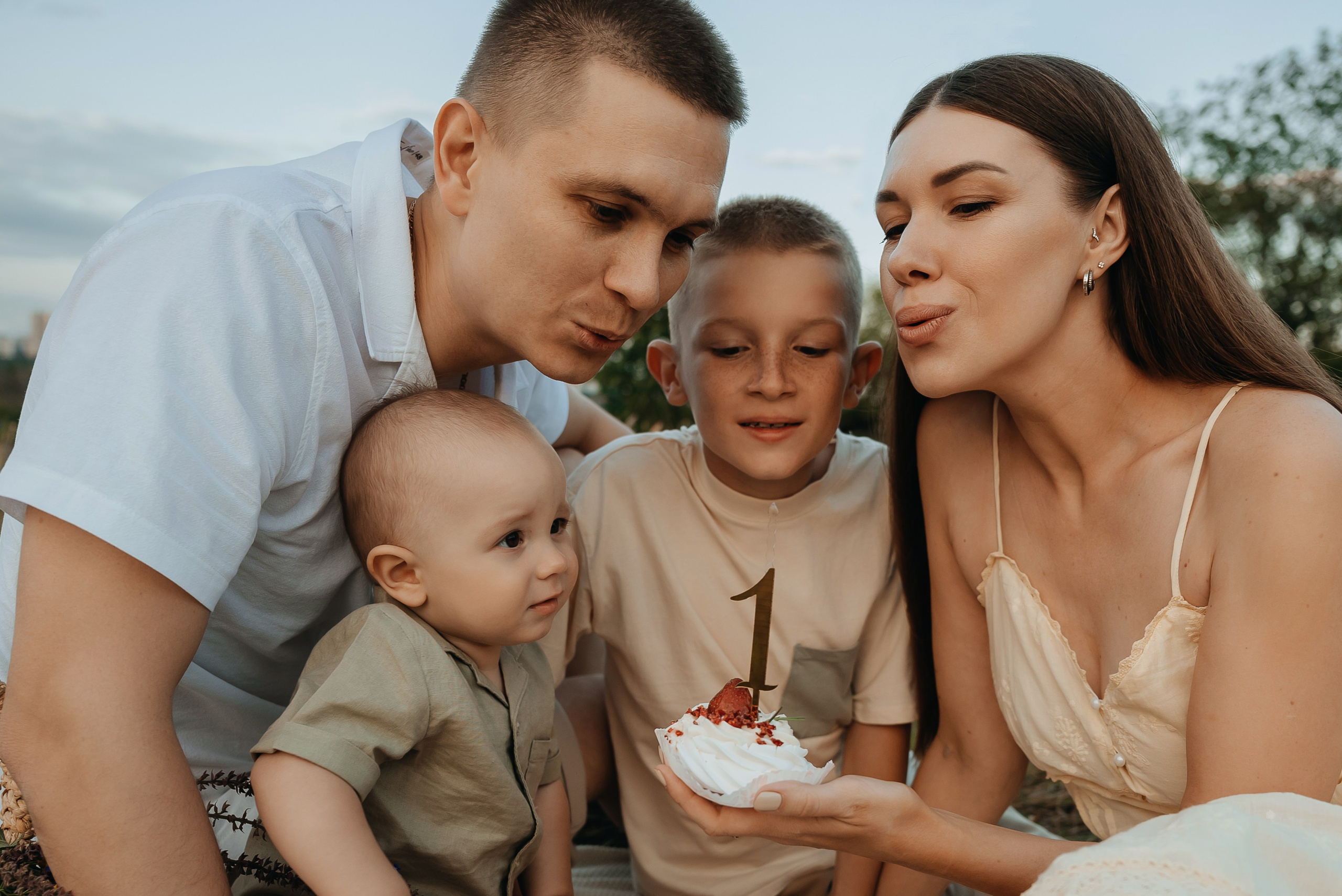 Годик на прогулочной семейной фотосессии. Семейный и детский фотограф Кущ Наташа