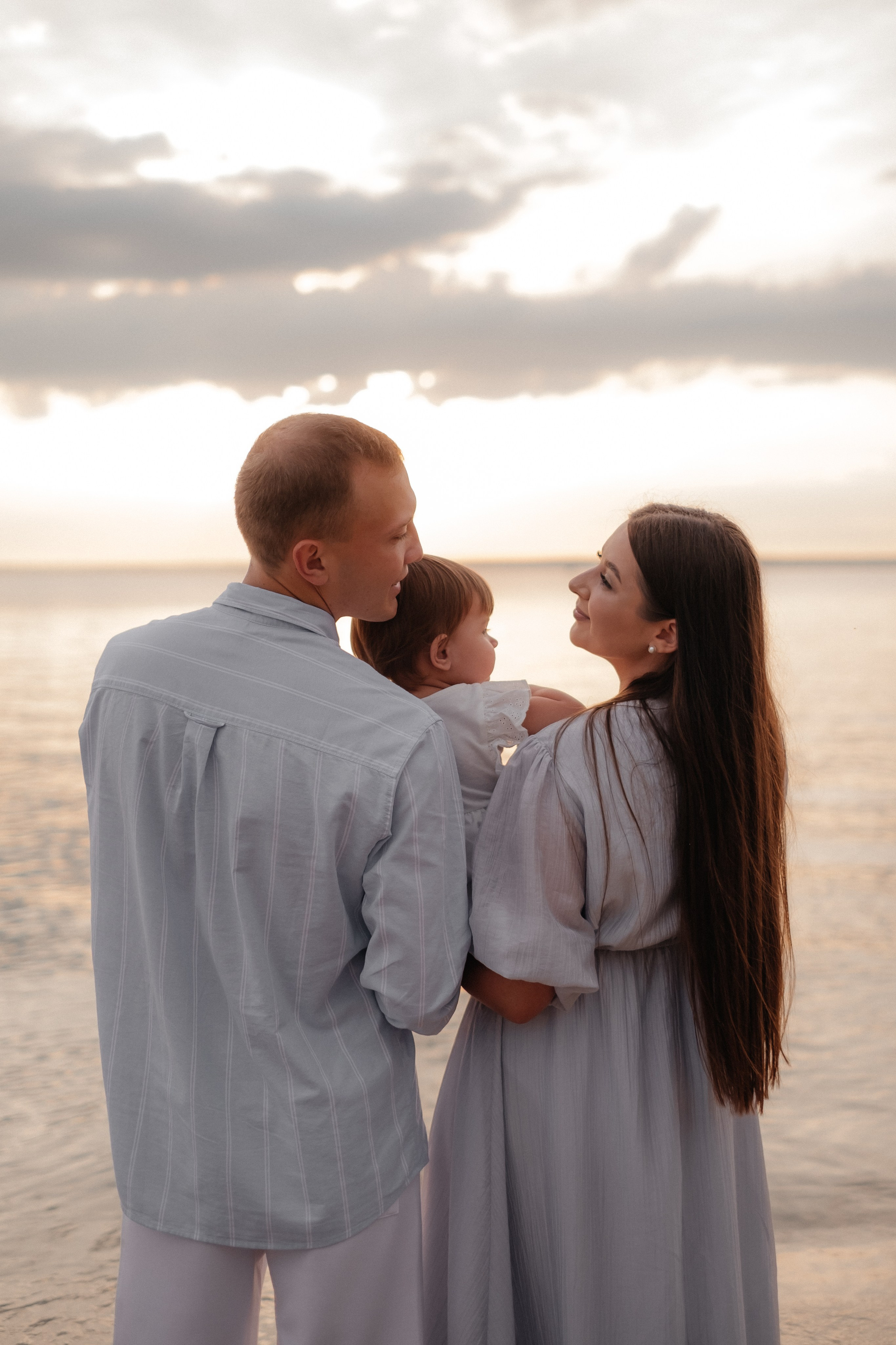 Алина, Ярослав и Тая на берегу. Фотограф в Новосибирске Диана Ильиных