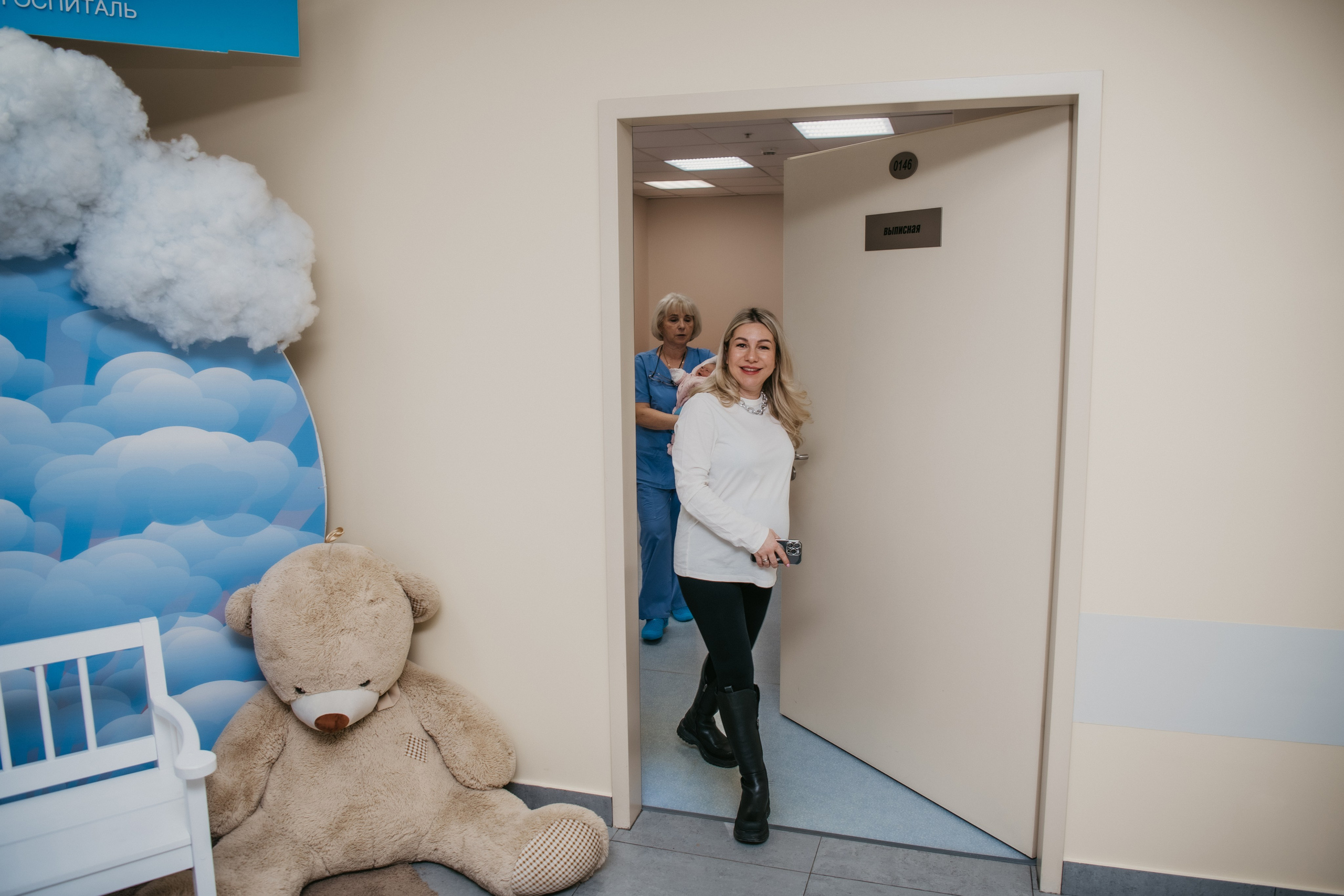 Выписка малышки. Мать и дитя на Севастопольском. Фотограф на выписку из роддома в Москве и МО