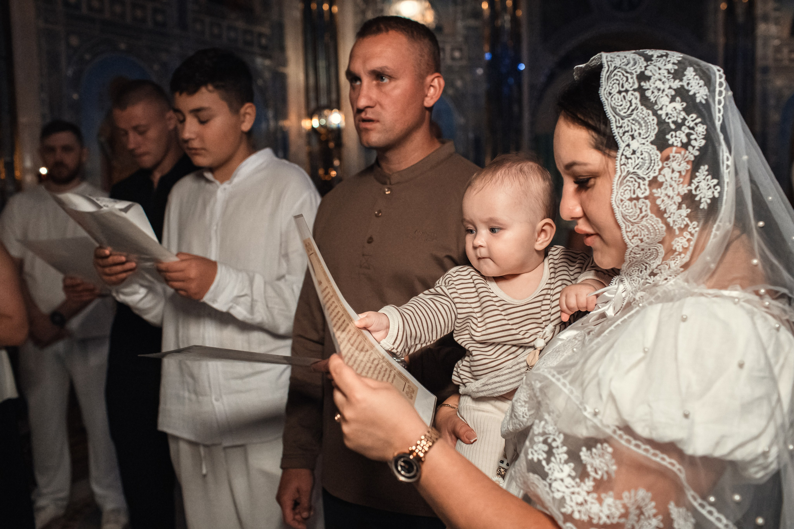 Чтение Символа Веры крестными и малышкой.