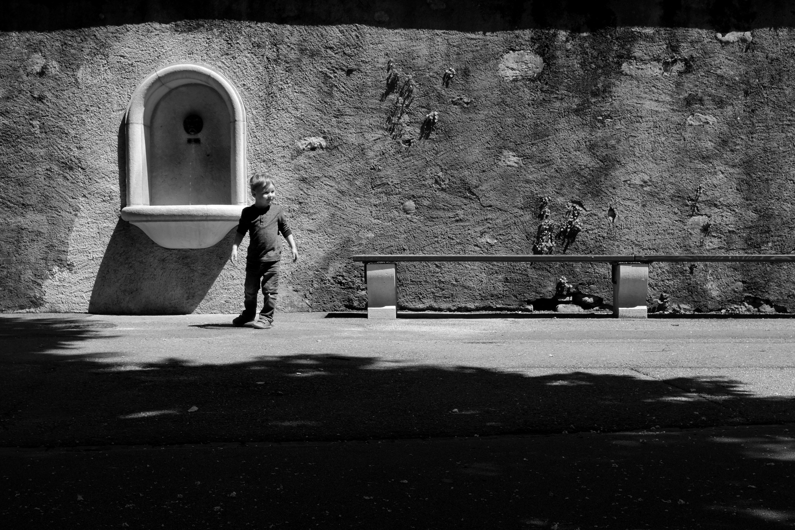 Мальчик у питьевого фонтанчика в Женеве, Швейцария