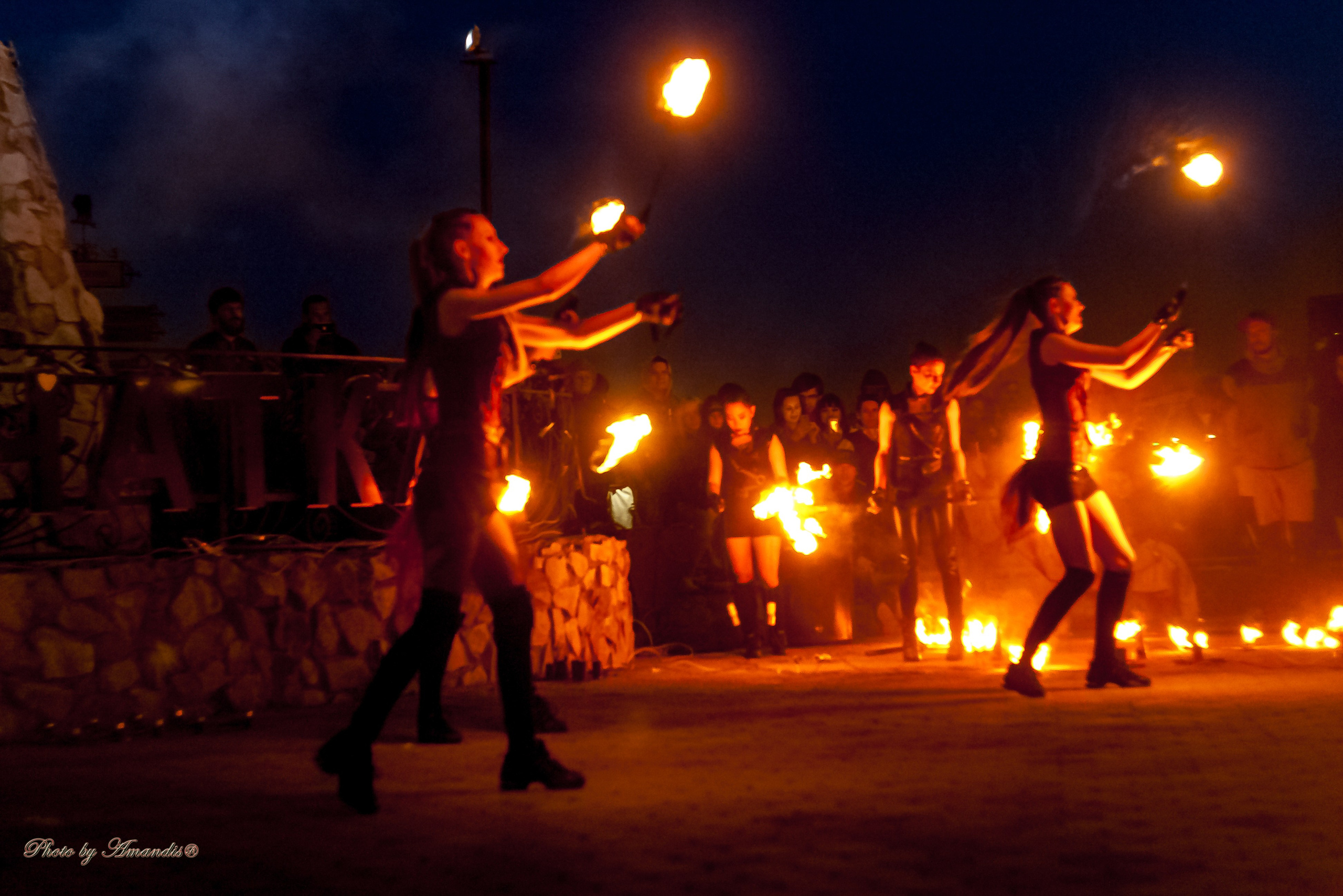Огненное шоу у памятника «Здесь начинается Россия». Камчатка. Май 2017. Репортажная съемка в Москве и области. Анималистика