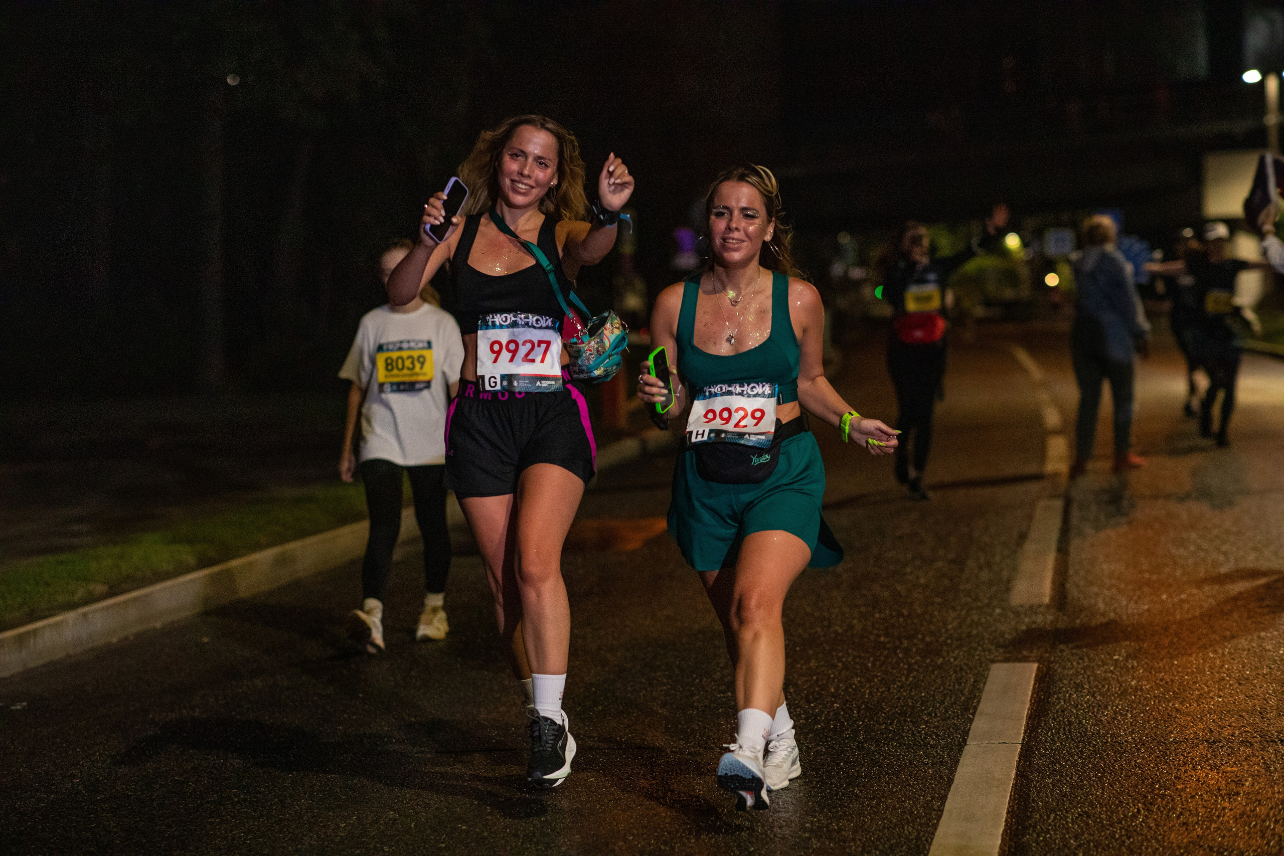 Ночной забег в ленте фотографий бегунов 03.08.24. Фотограф Сергей Ловкий