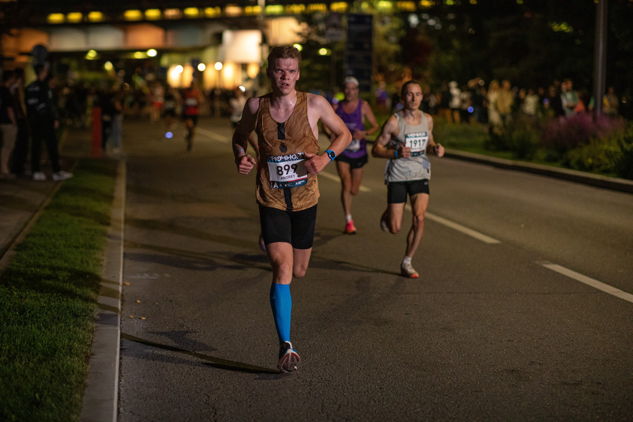 Ночной забег в ленте фотографий бегунов 03.08.24. Фотограф Сергей Ловкий